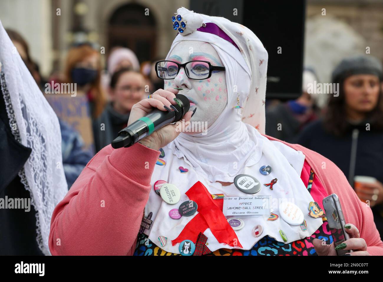 Glasgow, Großbritannien. 5. Februar 2023. Mehrere hundert Menschen kamen am George Square in Glasgow zum Protest gegen die Aushöhlung der Frauenrechte und gegen das von der schottischen Regierung verabschiedete Gesetz zur Anerkennung der Geschlechter, das es Männern ermöglicht, sich selbst als Frau zu identifizieren. Gleichzeitig gab es auch eine Gegendemonstration der Pro-Trans-Gruppen, auch auf dem George Square. Die beiden Gruppen wurden von einer überwachten „No-Go-Zone“ getrennt. Die Bilder zeigen Pro-Transgender-Aktivisten bei der Demonstration. Kredit: Findlay/Alamy Live News Stockfoto