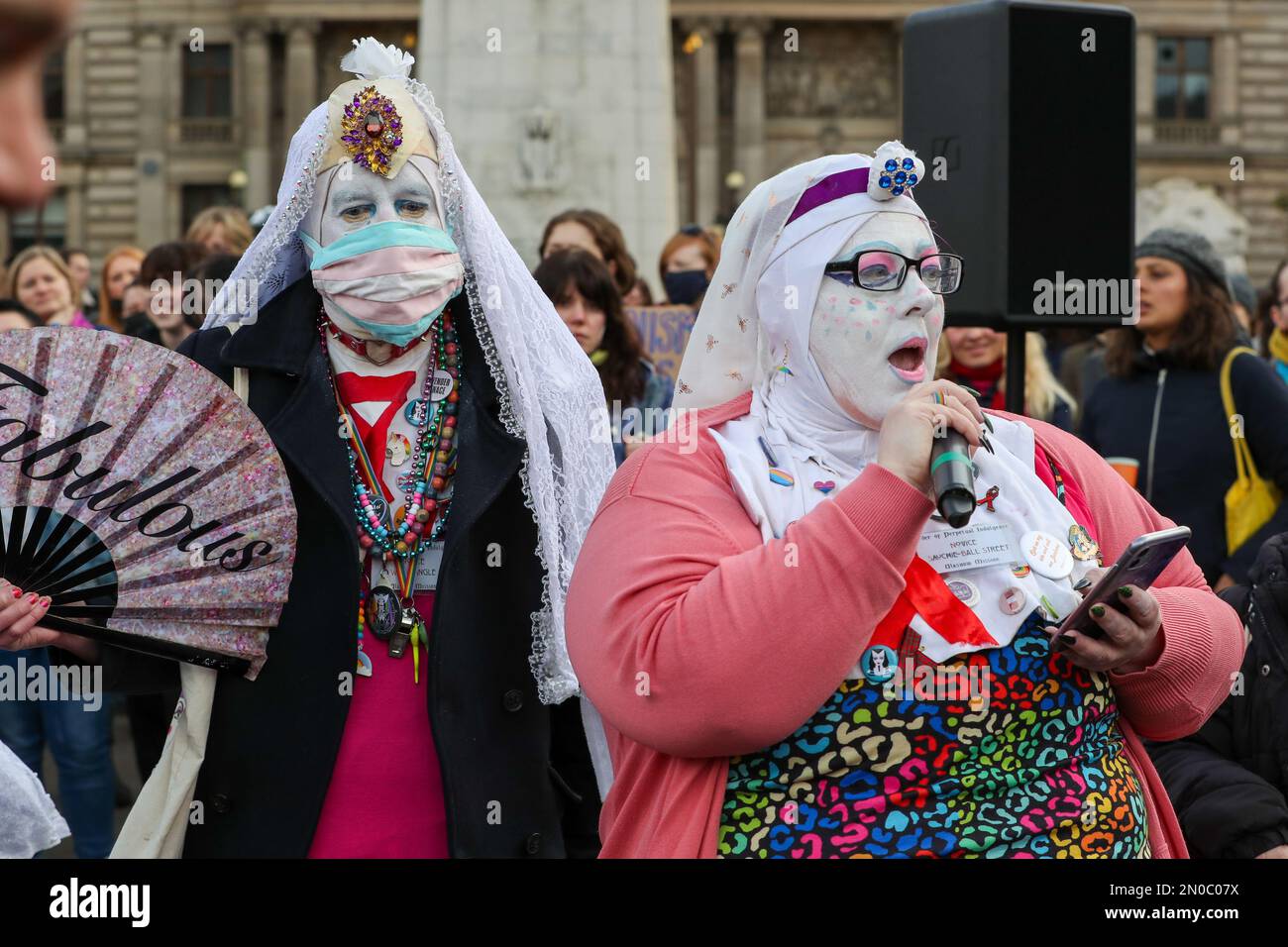 Glasgow, Großbritannien. 5. Februar 2023. Mehrere hundert Menschen kamen am George Square in Glasgow zum Protest gegen die Aushöhlung der Frauenrechte und gegen das von der schottischen Regierung verabschiedete Gesetz zur Anerkennung der Geschlechter, das es Männern ermöglicht, sich selbst als Frau zu identifizieren. Gleichzeitig gab es auch eine Gegendemonstration der Pro-Trans-Gruppen, auch auf dem George Square. Die beiden Gruppen wurden von einer überwachten „No-Go-Zone“ getrennt. Die Bilder zeigen Pro-Transgender-Aktivisten bei der Demonstration. Kredit: Findlay/Alamy Live News Stockfoto