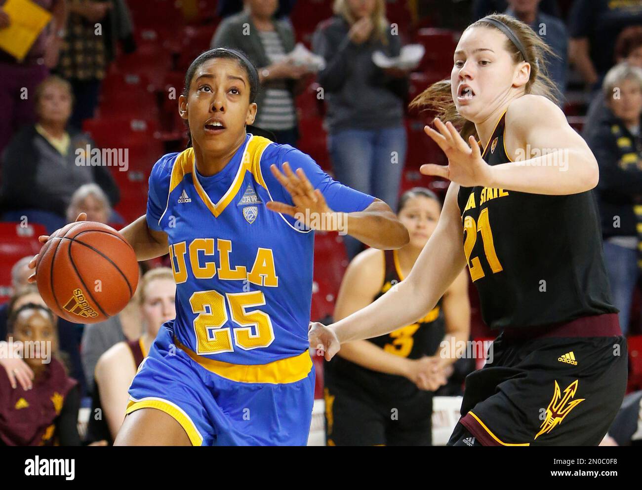 UCLA forward Monique Billings (25) during the third quarter of an NCAA college basketball game against Arizona State, Friday, Feb. 5, 2016, in Tempe, Ariz. Arizona State defeated UCLA 65-61. (AP Photo/Rick Scuteri) Stockfoto