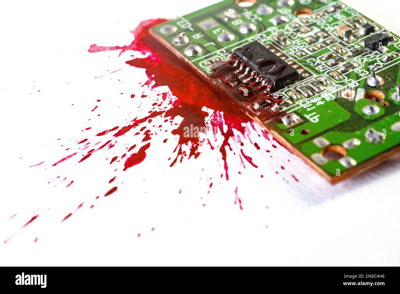 Platinenexplosion, mit roter Farbe, Blutexplosion eines elektronischen Bauteils. Makro für selektiven Fokus Stockfoto