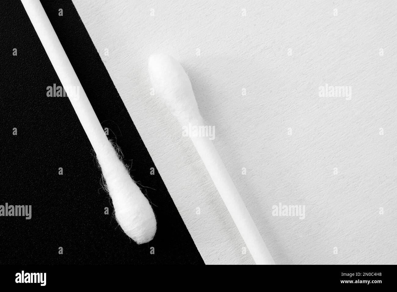 Zwei Tupfer auf schwarzem und weißem Hintergrund. Kreatives Konzept des positiven - negativen Coronavirus-Tests Stockfoto