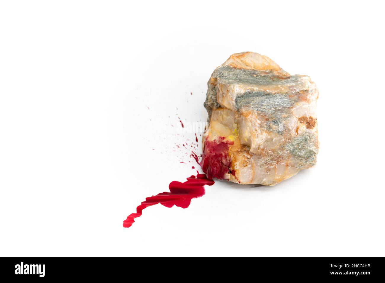 Großer Stein mit Farbe, der aussieht wie frisches Blut. Soft Focus Nahaufnahme Stockfoto