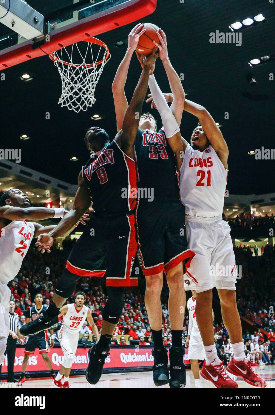 UNLV's Ike Nwamu (0), Stephen Zimmerman Jr. (33) and New Mexico's Xavier Adams (21) fight for a rebound during the second half of an NCAA college basketball game, Tuesday, Feb. 2, 2016, in Albuquerque, N.M. New Mexico beat UNLV 87-83. (AP Photo/Juan Labreche) Stockfoto