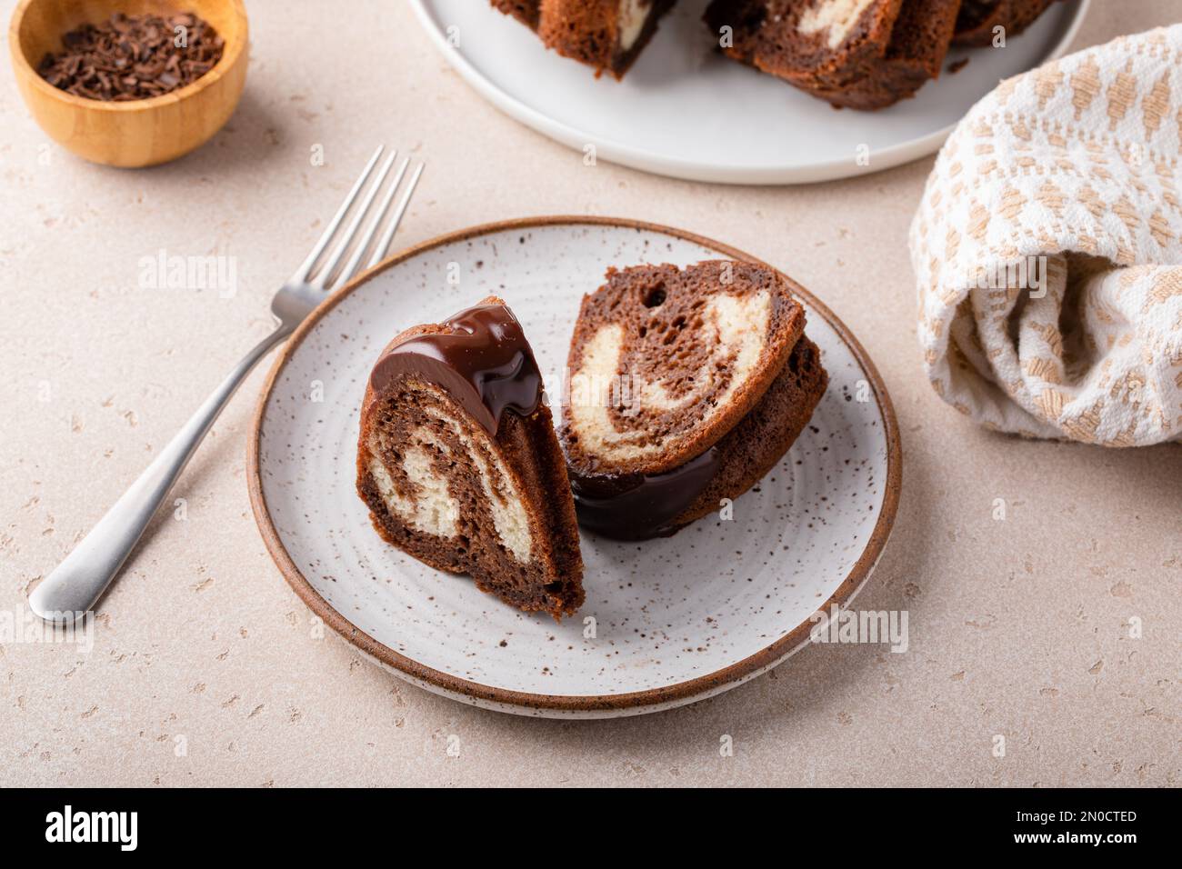 Schokoladenkuchen aus Marmor oder Zebrakuchen mit Schokoladenglasur, zwei Scheiben auf einem Teller Stockfoto