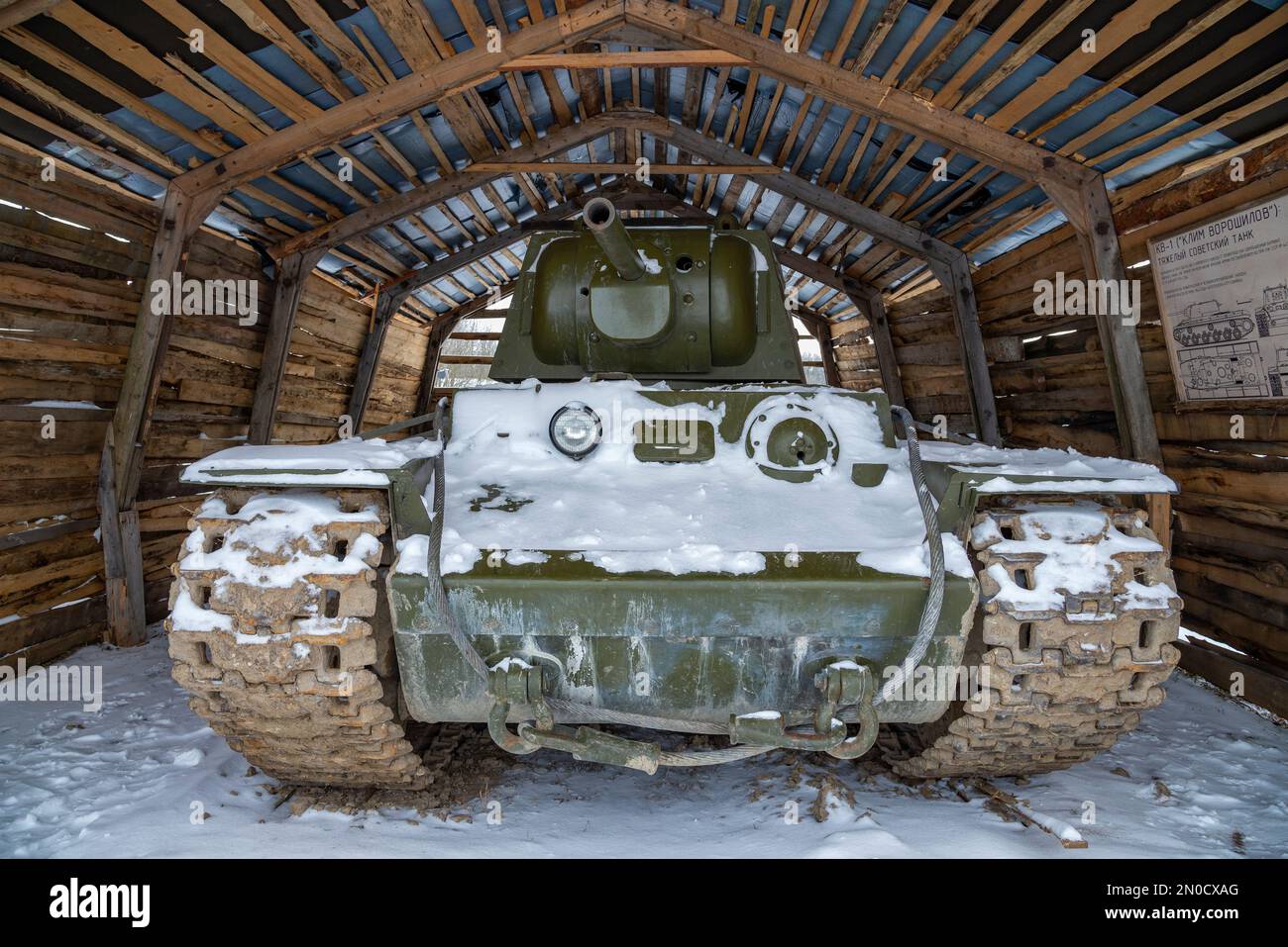 REGION LENINGRAD, RUSSLAND - 05. FEBRUAR 2023: Nahaufnahme des sowjetischen KV-1-Schwertanks. Military Historical Park „Steel Landing“, Krasnoe Selo Stockfoto