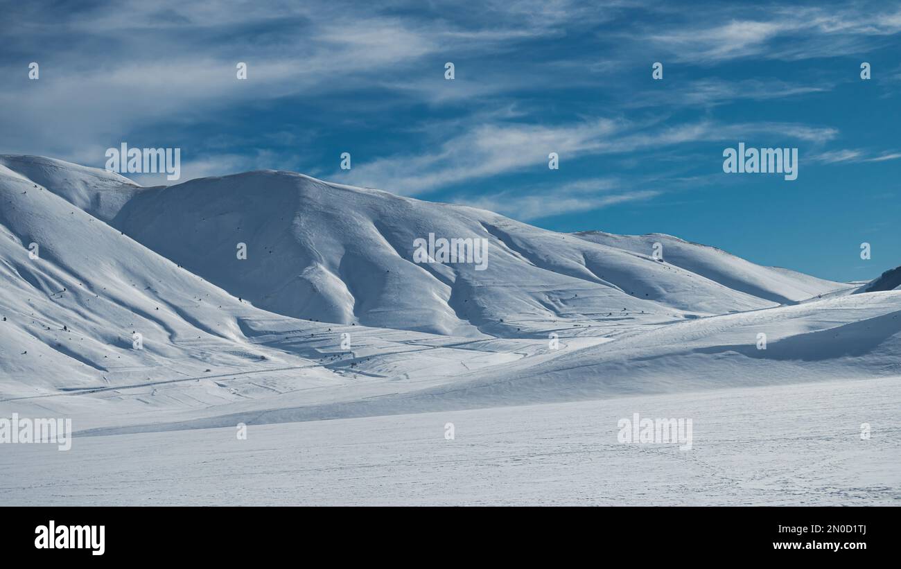 Italien, Februar 2023 Atemberaubender Blick auf die verschneite