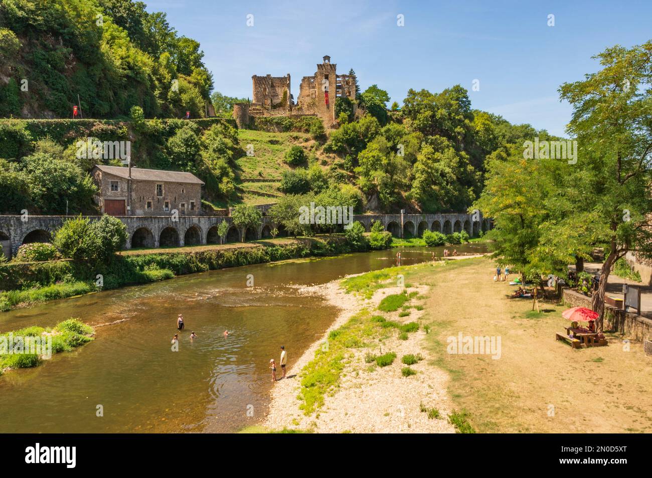 Laguépie, ein Dorf am Ufer der Flüsse Viaur und Aveyron, mit der Burg