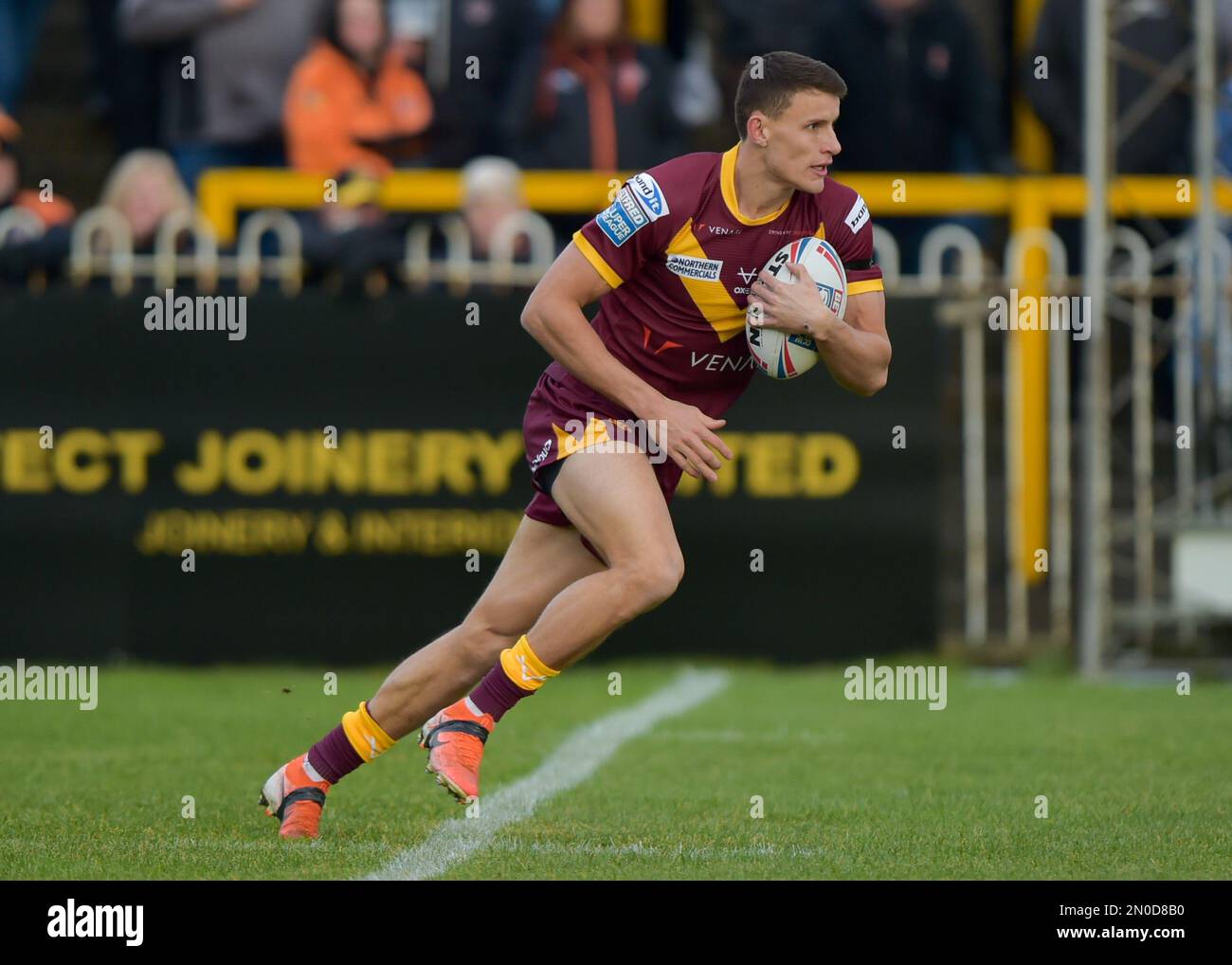 Castleford, Großbritannien. 05. Februar 2023. Innes Senior von Huddersfield Giants sammelt einen High Ball und läuft am 5. Februar 2023 bei Castleford Defense Nathan Massey Testimonial, Castleford Tigers gegen Huddersfield Giants im MEND-A-Hose Jungle, Castleford West Yorkshire, Großbritannien, Fotokredit Craig Cresswell Fotografiekredit: Craig Cresswell/Alamy Live Credit News Stockfoto