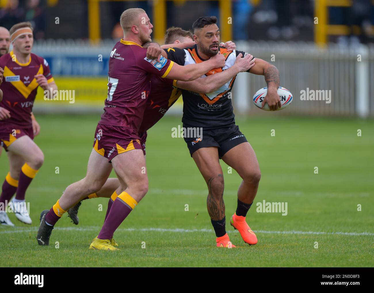 Castleford, Großbritannien. 05. Februar 2023. Kenny Edards von Castleford Tigers auf der Suche nach einem Offload von Nathan Massey Testimonial, Castleford Tigers gegen Huddersfield Giants im mend-A-Hose Jungle, Castleford West Yorkshire, Großbritannien, am 5. Februar 2023 Photo Credit Craig Cresswell Photography Credit: Craig Cresswell/Alamy Live News: Craig Cresswell Live News Stockfoto