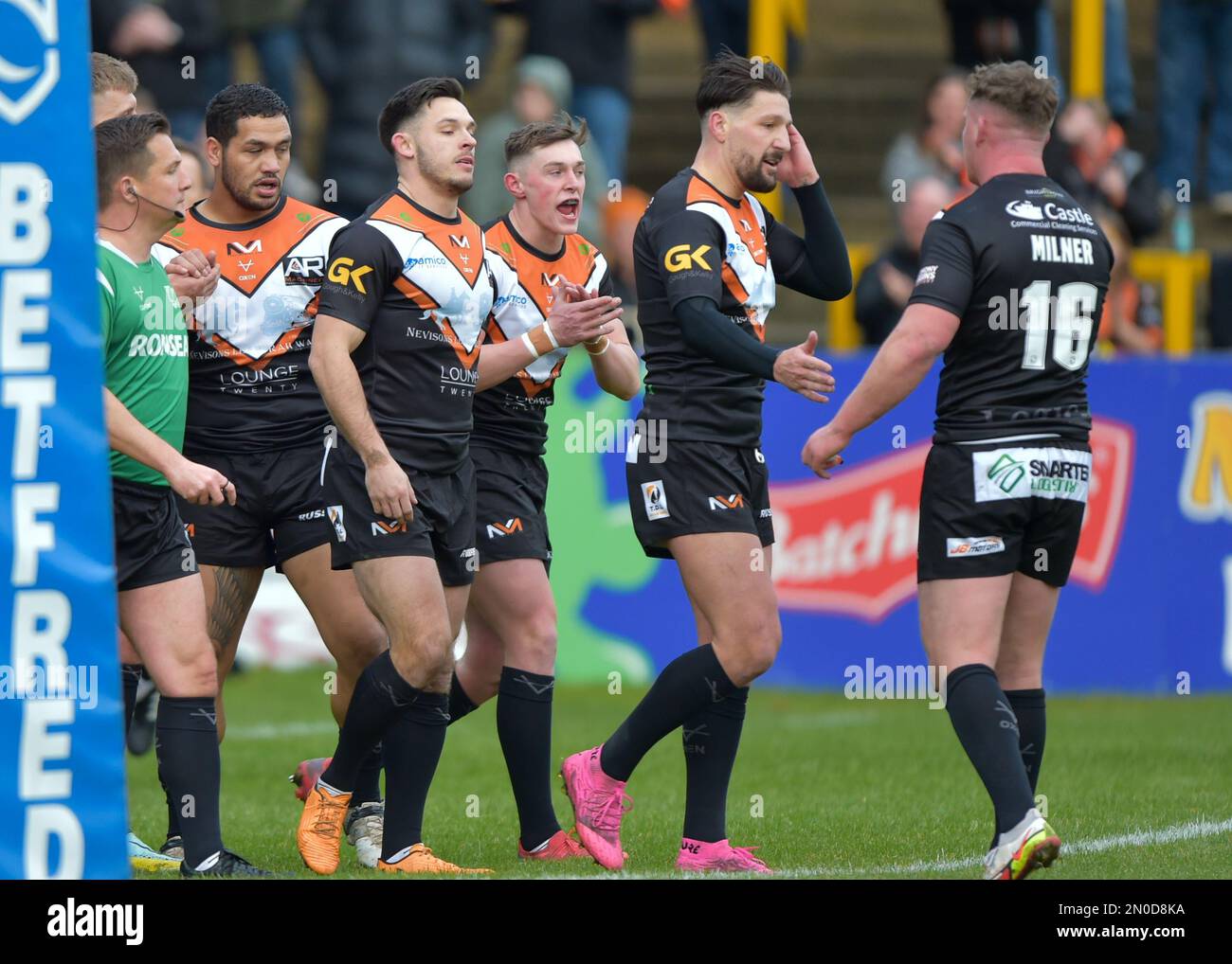 Castleford, Großbritannien. 05. Februar 2023. Catleford Tigers feiert einen Versuch Nathan Massey Testimonial, Castleford Tigers gegen Huddersfield Giants im mend-A-Hose Jungle, Castleford West Yorkshire, Großbritannien, am 5. Februar 2023 Fotokredit Craig Cresswell Fotografie Credit: Craig Cresswell/Alamy Live News Credit: Craig Cresswell/Alamy Live News Stockfoto