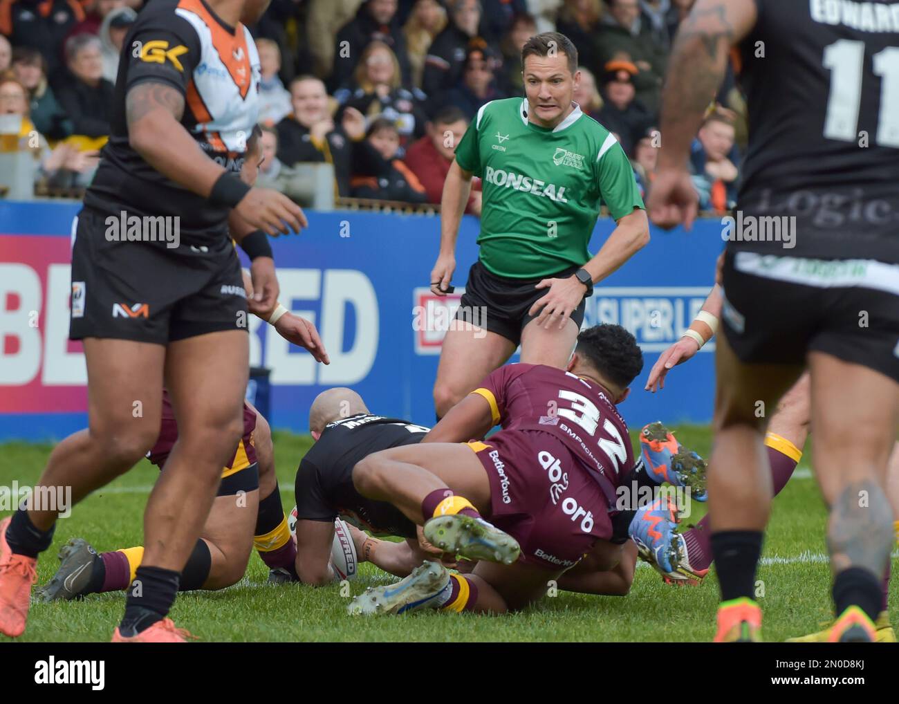 Castleford, Großbritannien. 05. Februar 2023. Paul McShane von Castleford Tigers erzielt Castleford 2. TRY Nathan Massey Testimonial, Castleford Tigers gegen Huddersfield Giants im mend-A-Hose Jungle, Castleford West Yorkshire, Großbritannien am 5. Februar 2023 Photo Credit Craig Cresswell Photography Credit: Craig Cresswell/Alamy Live News: Craig Cresswell Live News/Craamy Live News Stockfoto
