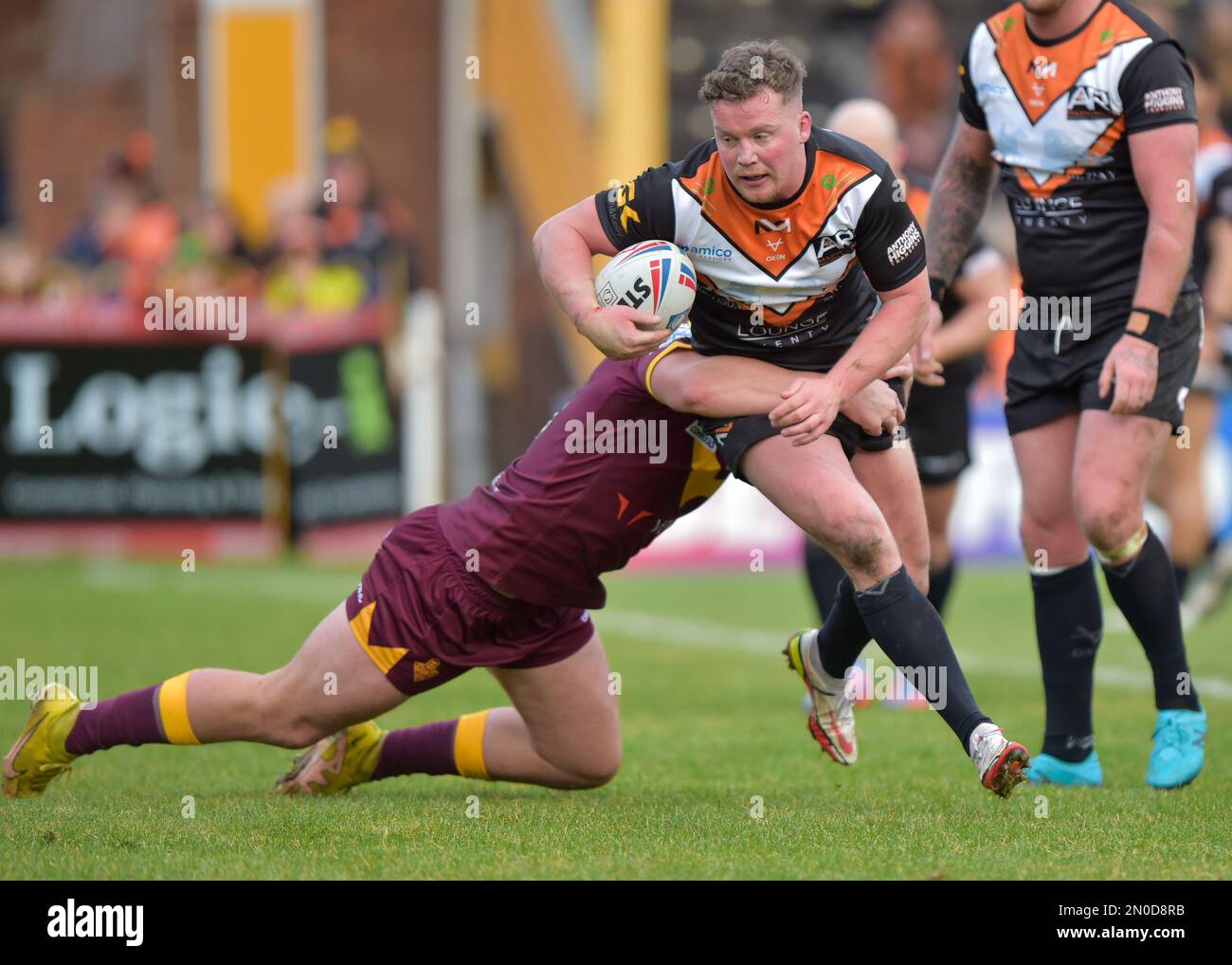 Castleford, Großbritannien. 05. Februar 2023. Adam Milner von Castleford Tigers, angegriffen von Huddersfield-Spieler Nathan Massey Testimonial, Castleford Tigers gegen Huddersfield Giants im MEND-A-Hose Jungle, Castleford West Yorkshire, Großbritannien, am 5. Februar 2023 Photo Credit Craig Cresswell Photography Credit: Craig Cresswell/Alamy Live News Credit: Craig Cresswell Live News Stockfoto