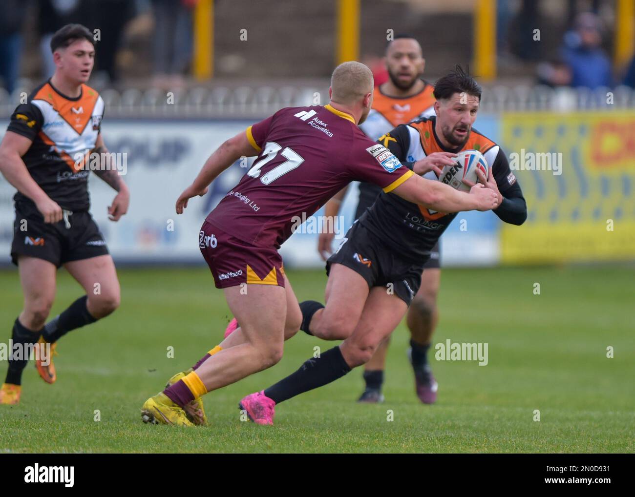 Castleford, Großbritannien. 05. Februar 2023. Gareth Widdop von Castleford Tigers läuft bei Jack Ashworth aus Huddersfield Giants Nathan Massey Testimonial, Castleford Tigers gegen Huddersfield Giants im MEND-A-Hose Jungle, Castleford West Yorkshire, Großbritannien, am 5. Februar 2023 Photo Credit Craig Cresswell Photography Credit: Craig Cresswell Live News/Alamy Cresswell Live News Credit: Craig Cresswell Live News Stockfoto