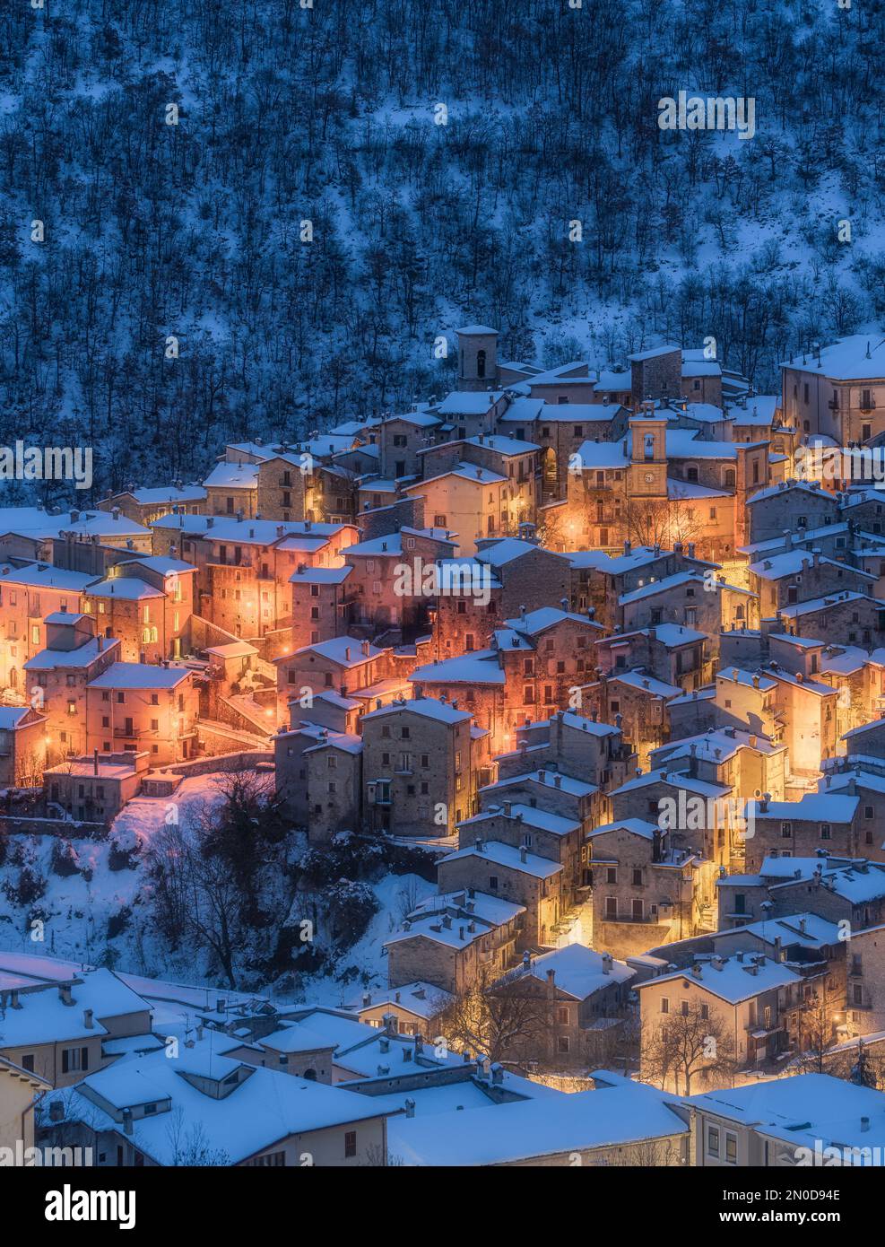 Die schöne Scanno im Schnee während eines kalten Winterabend abgedeckt. Abruzzen in Italien. Stockfoto