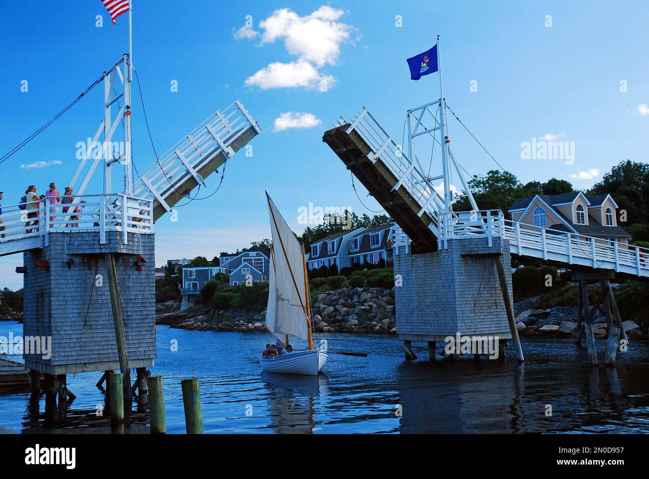 Eine Fußgängerbrücke öffnet sich, sodass ein kleines Segelboot durchfahren kann Stockfoto