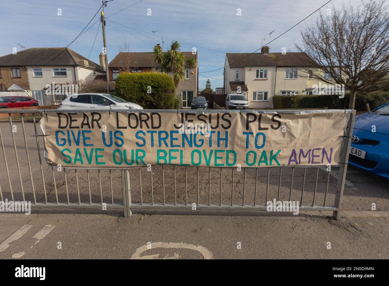 Rochford, Großbritannien. 5. Februar 2023. Demonstranten von Save holt Farm Oak Tree haben ihr Baumlager aus dem Eichenbaum entfernt, auf richterlichen Befehl von Bloor Homes Baufirma. Der Auftrag tritt am 6. Februar 2023 in Kraft und besagt, dass Bloor Homes oder seine Auftragnehmer nicht absichtlich behindert werden dürfen. Die Gruppe hat nun ein kleines Lager gegenüber dem Baum aufgebaut. Die 100 Jahre alte Eiche wird voraussichtlich jederzeit bis zum 16. April 2023 gefällt. Penelope Barritt/Alamy Live News Stockfoto