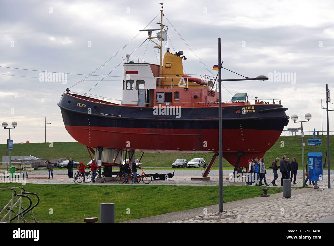 Bremerhaven, Deutschland - 20. Oktober 2018: Historisches Tugboat Stier Bremen am Trockendock des deutschen Schifffahrtsmuseums. Stockfoto