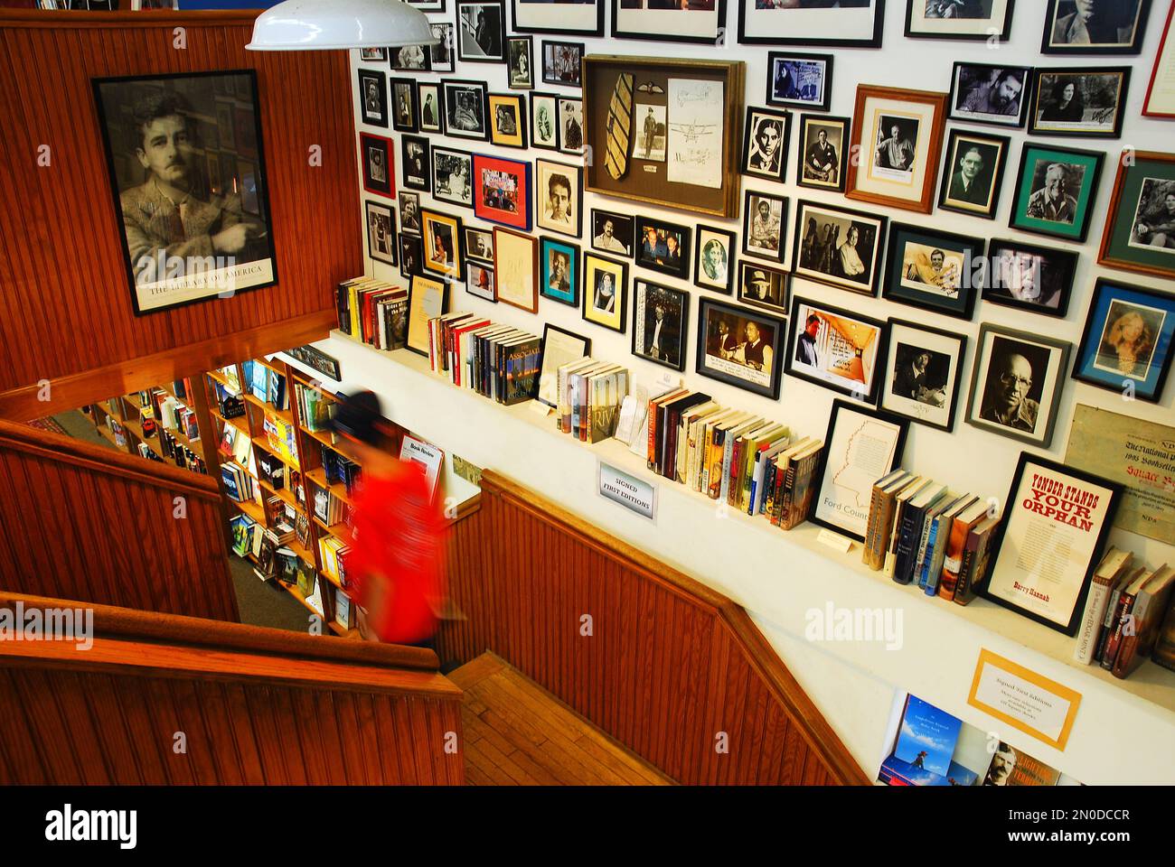 Fotos berühmter Autoren schmücken die Wände von Square Books. Ein unabhängiger Buchladen in Oxford, Mississippi Stockfoto
