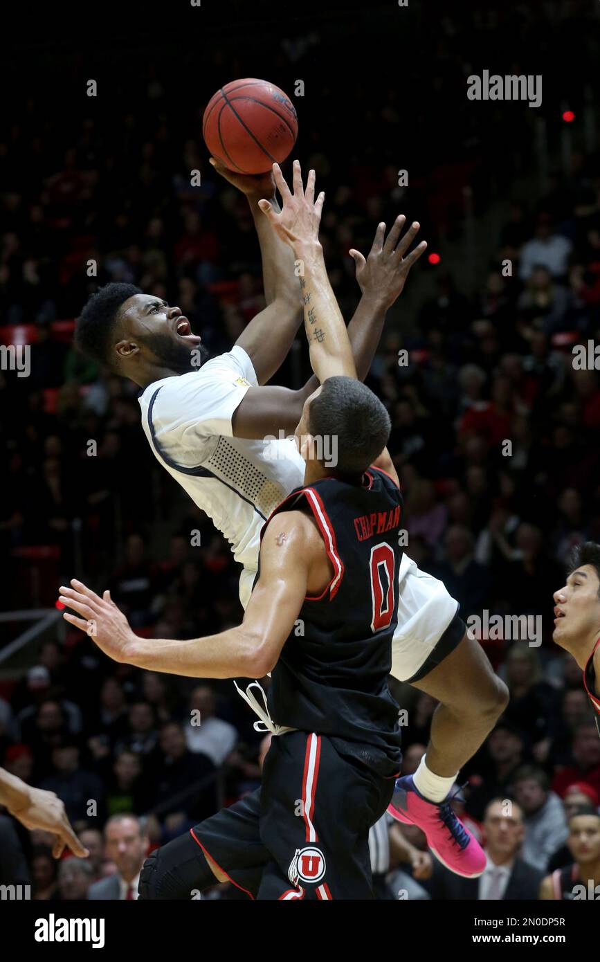 California forward Jaylen Brown, left, shoots as Utah forward Brekkott Chapman (0) defends during the first half of an NCAA college basketball game Wednesday, Jan. 27, 2016, in Salt Lake City. (AP Photo/Kim Raff) Stockfoto
