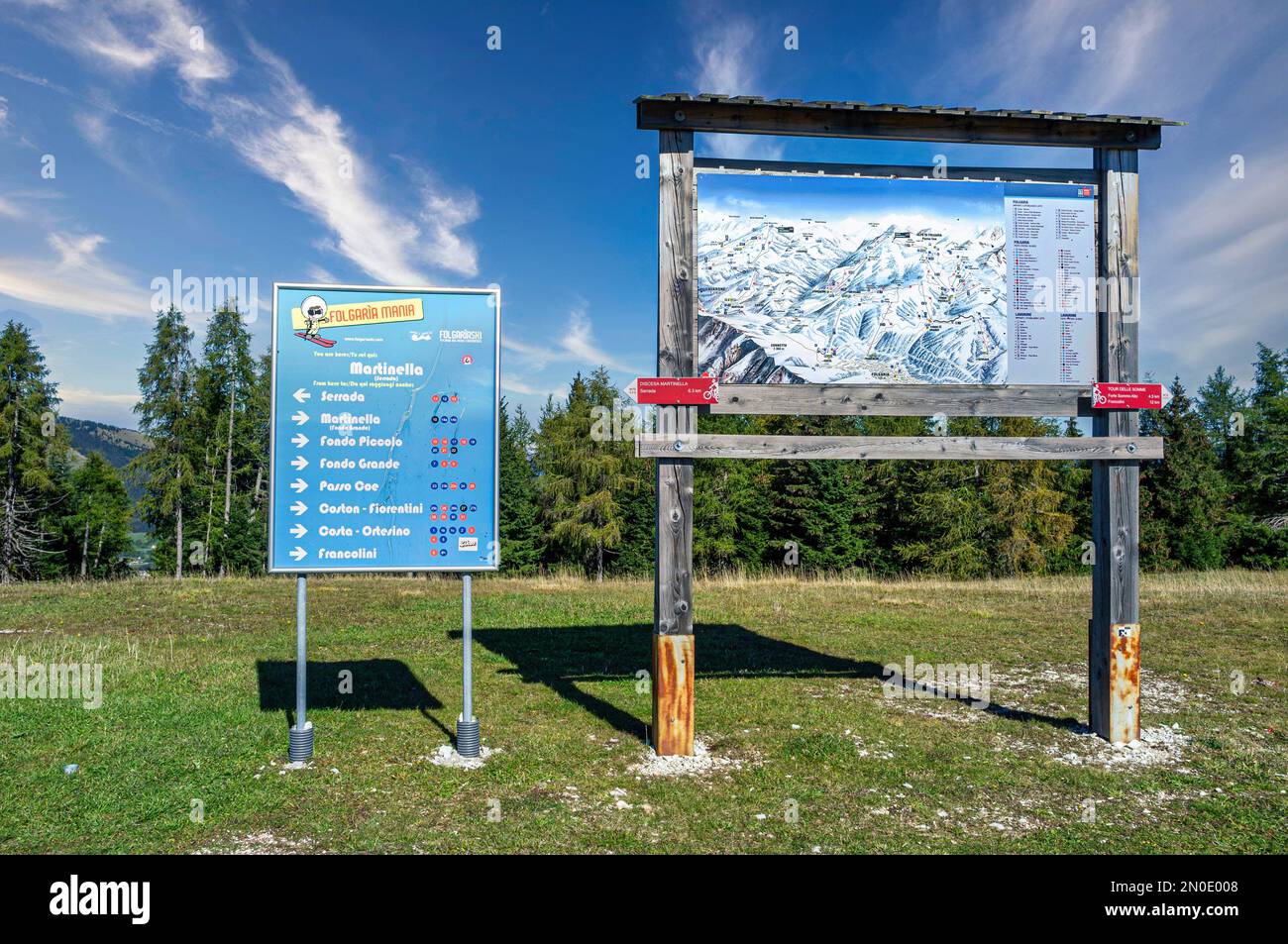 8. oktober 2020: Folgaria, Italien: Schilder mit Wegbeschreibung zum Skigebiet Folgaria Stockfoto