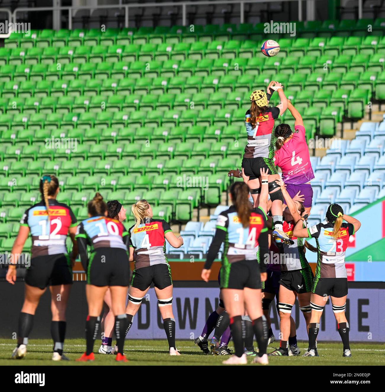 London, Großbritannien. 05. Februar 2023. Twickenham, stoop ENGLAND : Emily Robinson von Harlequins und Emma Wassell von Loughborough in Aktion während des Spiels der Allianz der Frauen zwischen Harlequins und Loughborough Lightning Twickenham Stoop Stadium England 5–02-2023 Kredit: PATRICK ANTHONISZ/Alamy Live News Stockfoto