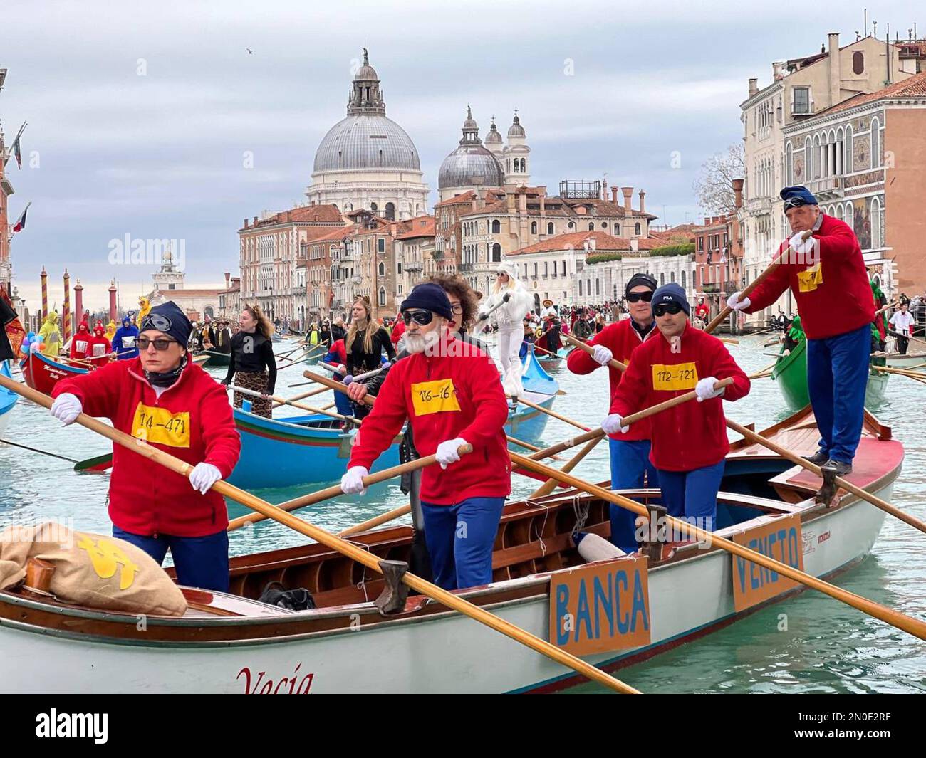 5. Februar 2023, Venedig, Italien: Boote fahren während der Wasserparade des Segni (Schild)-Teils des Venedig Karnevals, in Venedig, Italien, 05. Februar 2023. Der Karneval in Venedig findet vom 04. Februar bis 21. März 2023 statt. ANSA/US COMUNE DI FIRENZE +++ NPK +++ KEIN VERKAUF, NUR ZUR REDAKTIONELLEN VERWENDUNG (KREDITBILD: © ANSA VIA ZUMA PRESS) NUR ZUR REDAKTIONELLEN VERWENDUNG! Nicht für den kommerziellen GEBRAUCH! Stockfoto