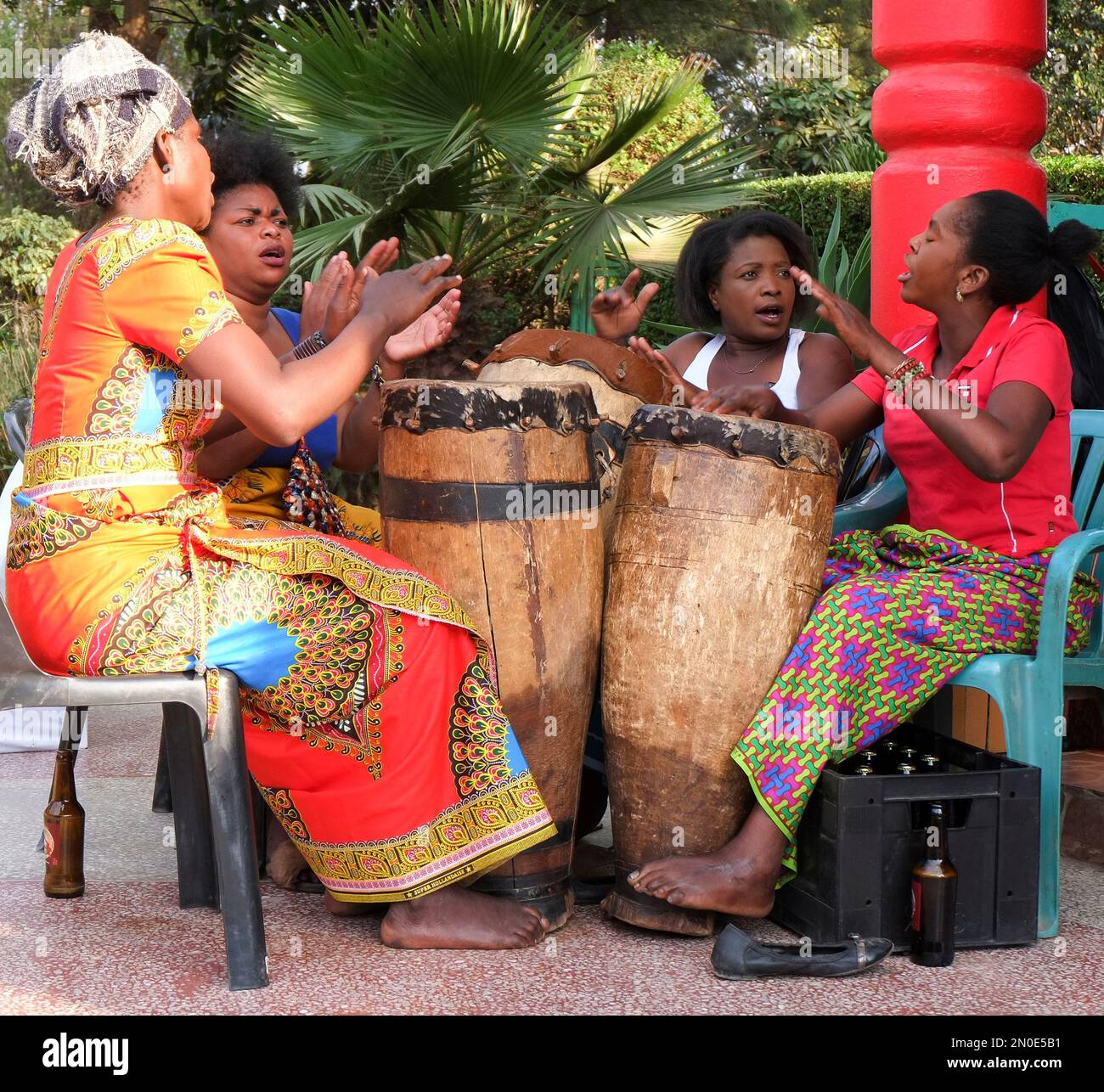 Sambische Frauen trommeln und singen auf der Küchenparty einer Braut Stockfoto