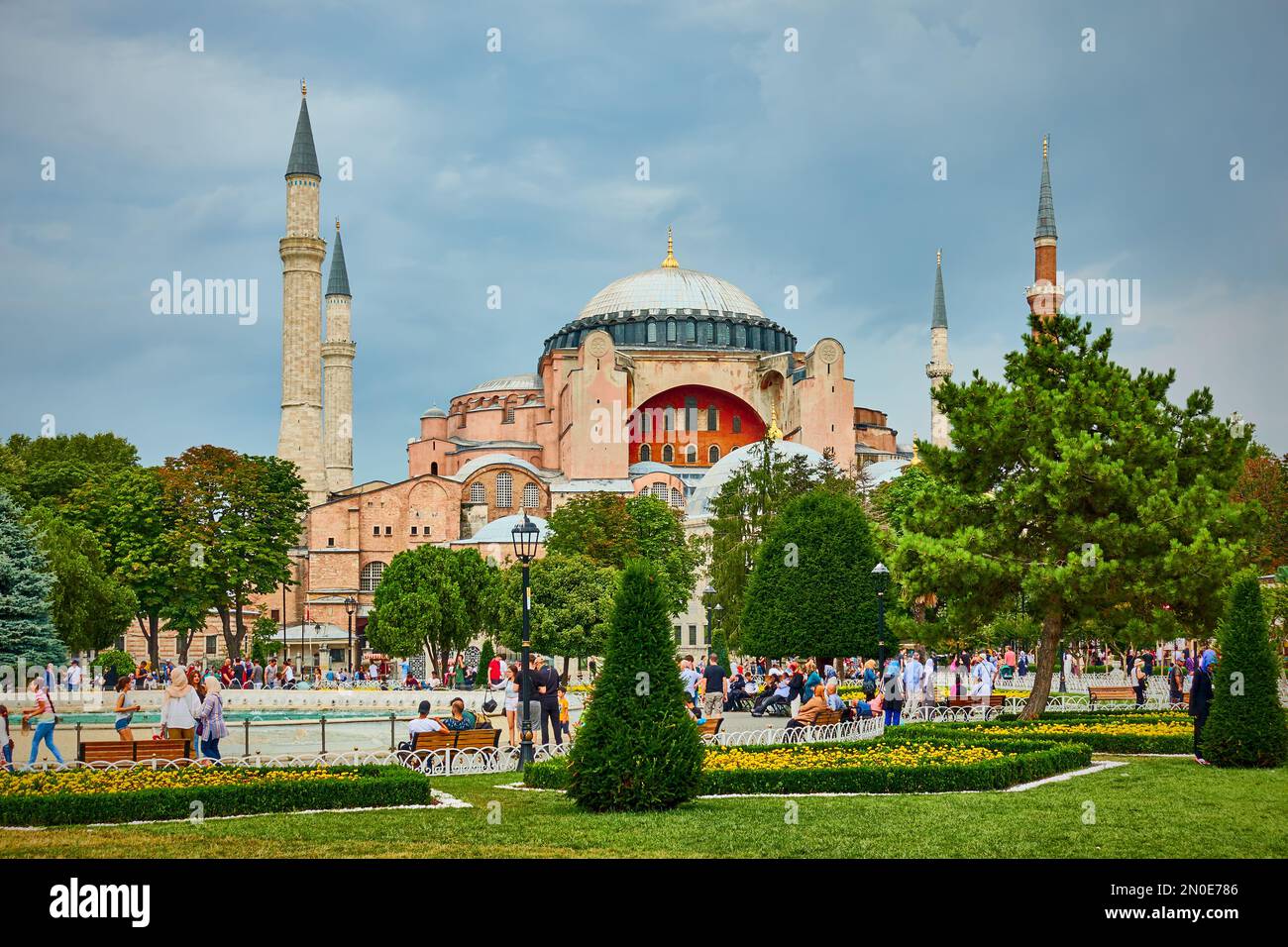 Istanbul, Türkei - 18. Juli 2018: Stadtpark auf dem Sultanahmet-Platz neben der Hagia Sophia-Moschee Stockfoto