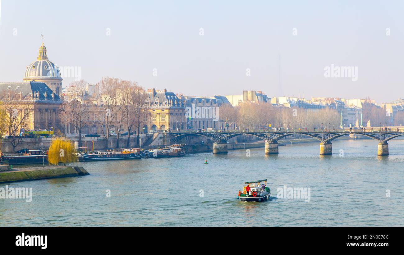 Paris, Frankreich - 5. März 2011: Frühlingsnebeltag in Paris. Blick auf die seine und Les Invalides. Panoramablick auf die Stadt Stockfoto