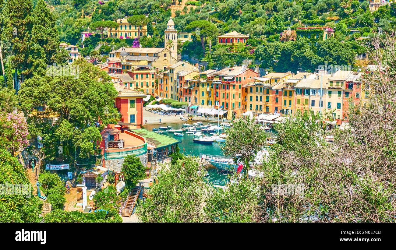 Portofino, Italien - 1. Juli 2019: Panoramablick auf Portofino mit Hafen Stockfoto