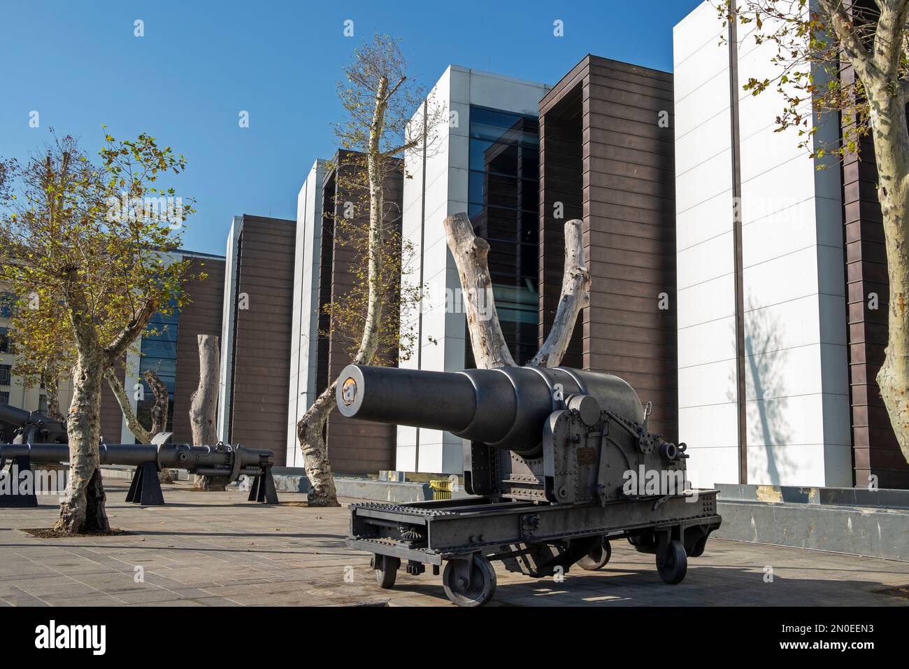 BESIKTAS, ISTANBUL, TÜRKEI - NOVEMBER 02,2022 ;. Barbaros Platz und vor dem türkischen Marinemuseum. Alte und alte Waffenausstellungen in besiktas i. Stockfoto