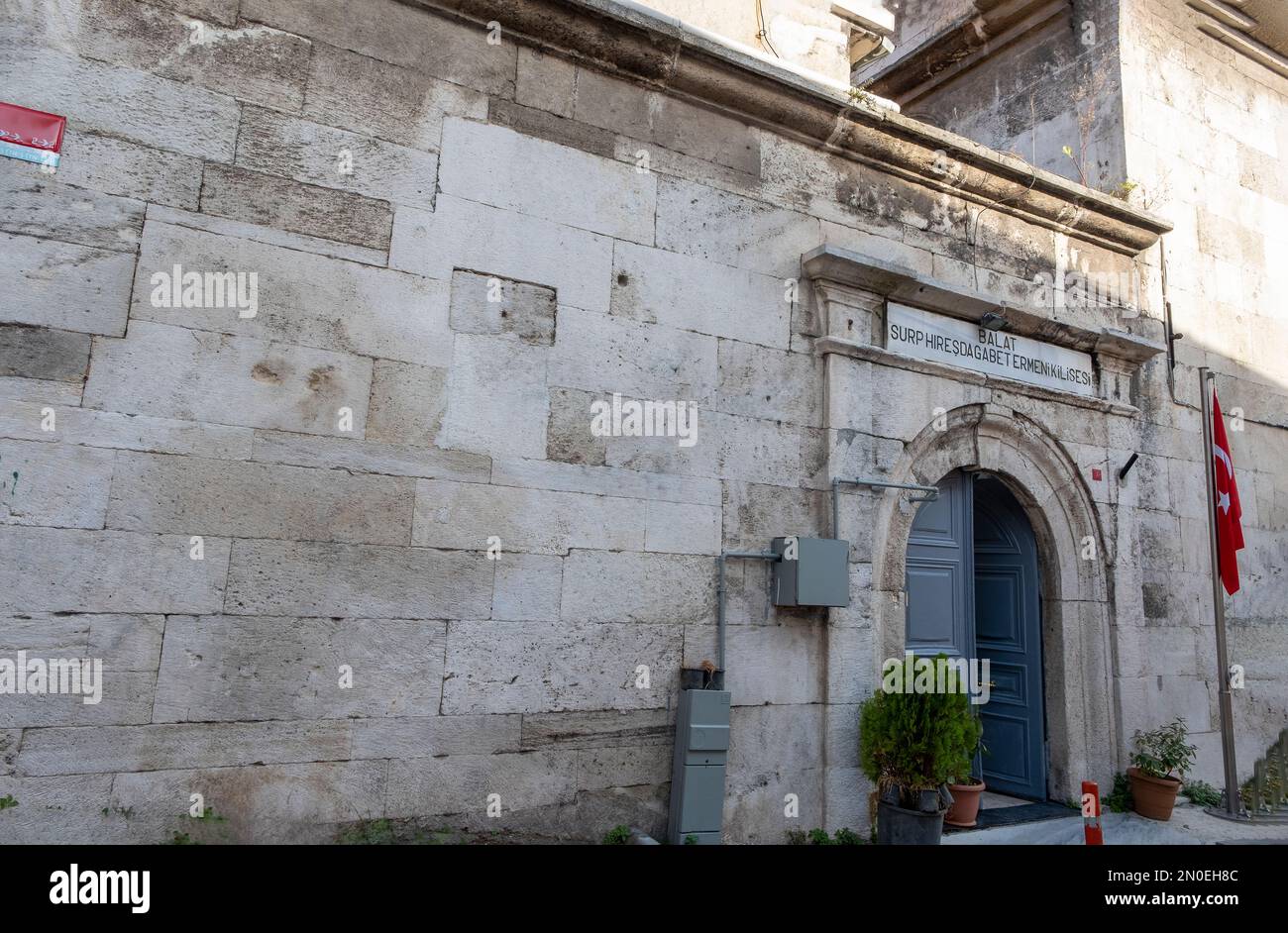 ISTANBUL, TÜRKEI - 27. November 2022: Haupteingang zur Kirche Surp Hresdahabet. Die Kirche Suro Hresdahabet befindet sich in Balat, İstanbul. Es ist ein kleiner Ar Stockfoto