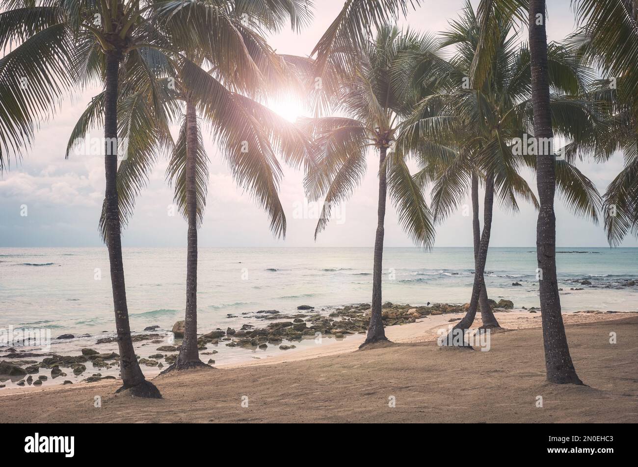 Retro-Bild eines leeren tropischen Strands, Reisekonzept. Stockfoto