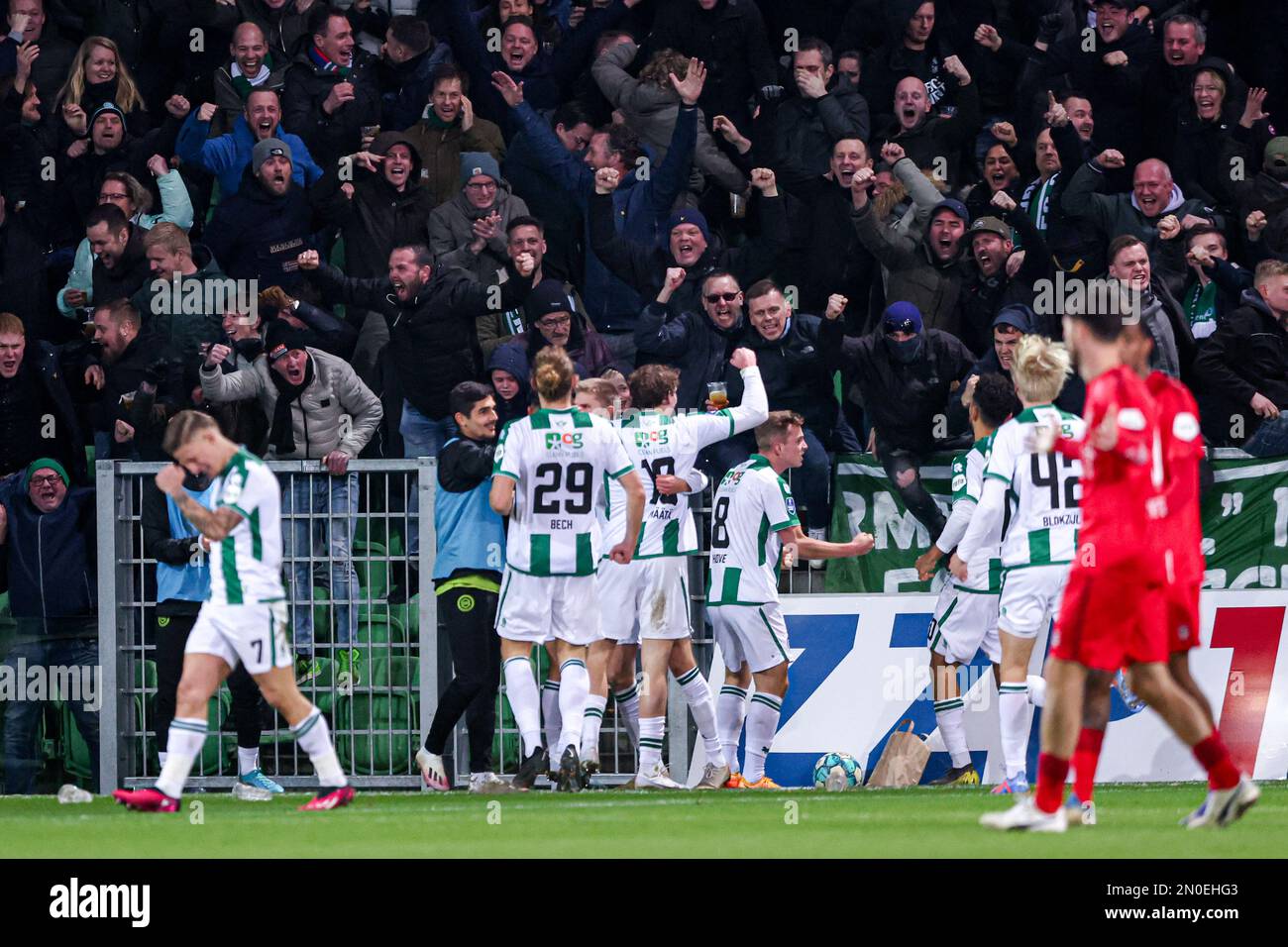 GRONINGEN, NIEDERLANDE – FEBRUAR 5: Oliver Antman vom FC Groningen feiert nach dem ersten Tor seiner Teams Johan Hove vom FC Groningen, Ricardo Pepi vom FC Groningen, Tomas Suslov vom FC Groningen, Mads Bech Sorensen vom FC Groningen, Isak Maatta vom FC Groningen während des niederländischen Eredivisie-Spiels zwischen dem FC Groningen und dem FC Twente in der Euroborg am 5. Februar 2023 in Groningen, Niederlande (Foto: Pieter van der Woude/Orange Pictures) Stockfoto