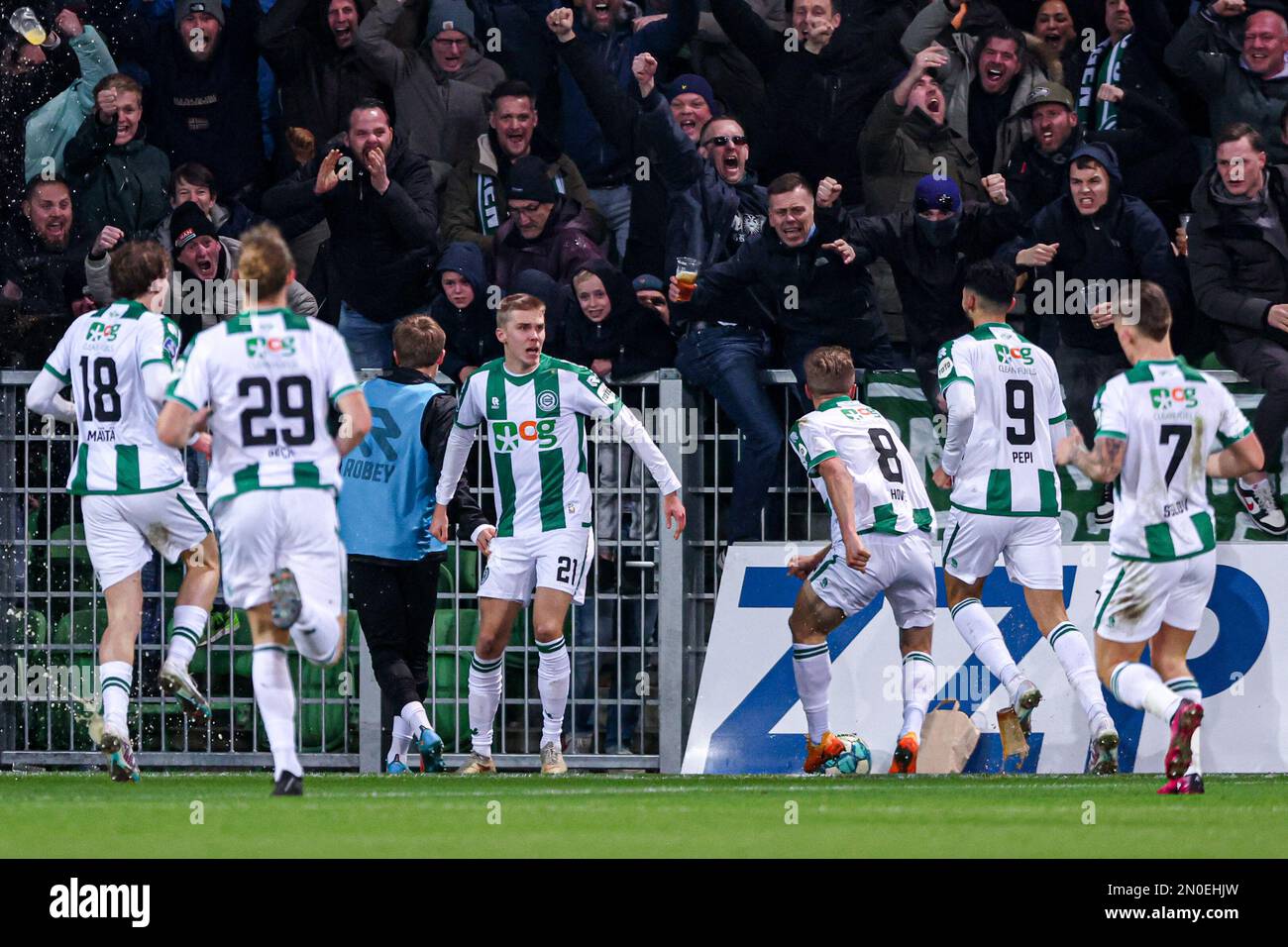 GRONINGEN, NIEDERLANDE – FEBRUAR 5: Oliver Antman vom FC Groningen feiert nach dem ersten Tor seiner Teams Johan Hove vom FC Groningen, Ricardo Pepi vom FC Groningen, Tomas Suslov vom FC Groningen, Mads Bech Sorensen vom FC Groningen, Isak Maatta vom FC Groningen während des niederländischen Eredivisie-Spiels zwischen dem FC Groningen und dem FC Twente in der Euroborg am 5. Februar 2023 in Groningen, Niederlande (Foto: Pieter van der Woude/Orange Pictures) Stockfoto