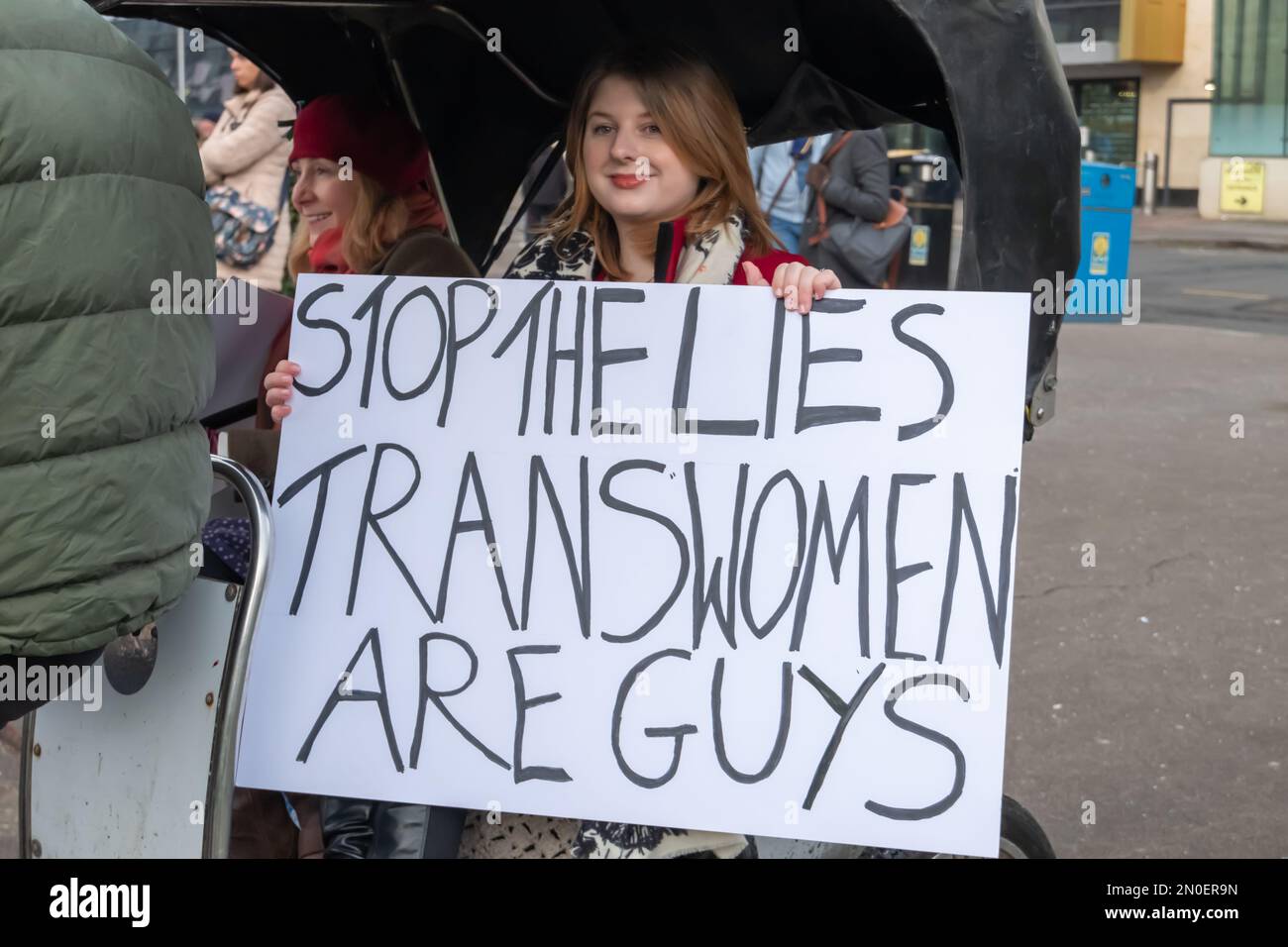 Glasgow, Schottland, Großbritannien. 5. Februar 2023. Frauenrechtsaktivisten auf dem George Square bei der "Let Women Speak" -Kundgebung. Gleichzeitig versammelte sich eine Konterprotestgruppe, bekannt als Cabaret gegen die Hassrede, um das Ereignis herauszufordern und dagegen zu protestieren. Kredit: Skully/Alamy Live News Stockfoto