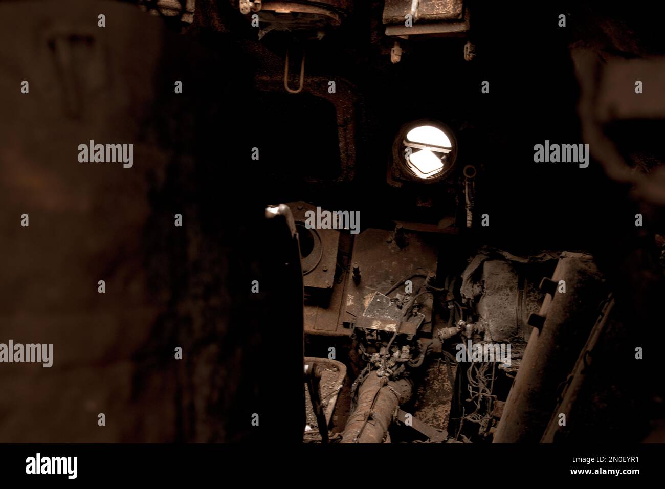 Während des Krieges von 2023 steht in der Ukraine ein russischer Panzer in die Luft gejagt, ein militärischer Panzer Stockfoto