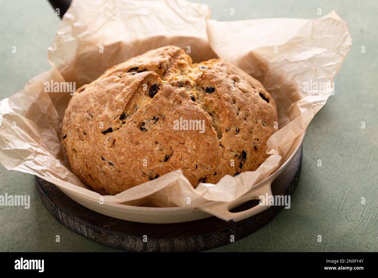 Soda-Brot in einer gusseisernen Pfanne mit Cranberries und Pekannüssen, irische Rezeptidee mit St. Patricks Day Stockfoto