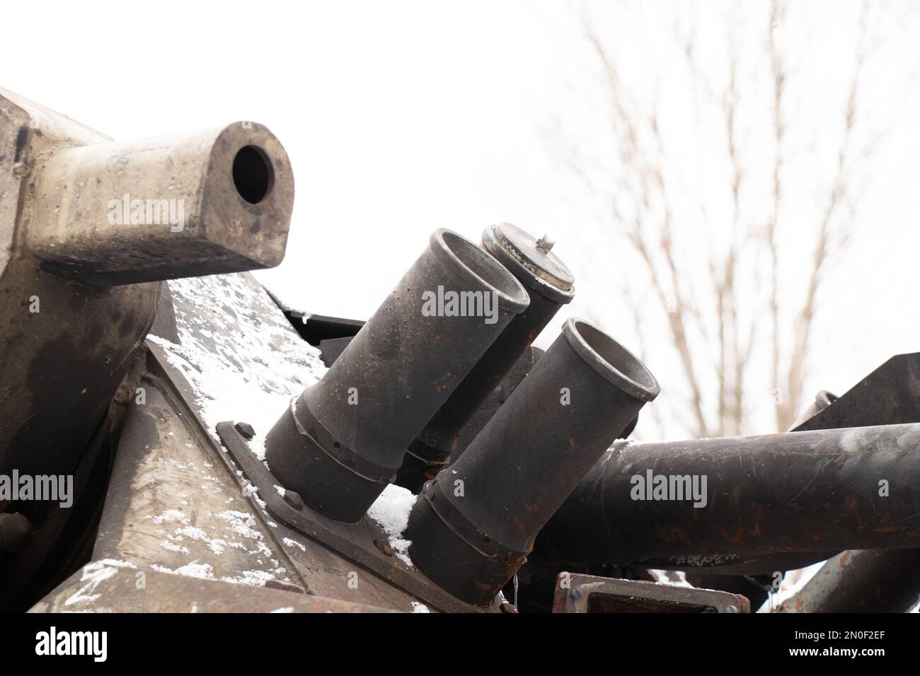 Während des Krieges von 2023 steht in der Ukraine ein russischer Panzer in die Luft gejagt, ein militärischer Panzer Stockfoto