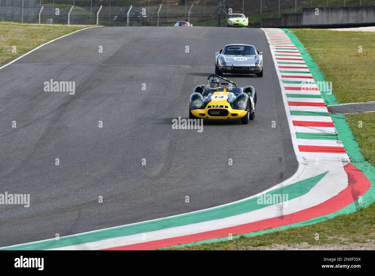 Scarperia, 3. April 2022: Lister-Jaguar Knobbly 1958 in Aktion während des Mugello Classic 2022 auf dem Mugello Circuit in Italien. Stockfoto