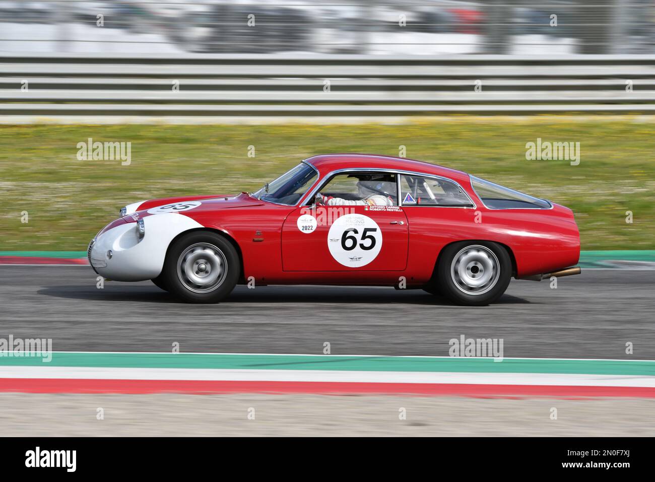 Scarperia, 3. April 2022: Alfa Romeo Giulia SZ 1962 in Aktion während Mugello Classic 2022 auf dem Mugello Circuit in Italien. Stockfoto