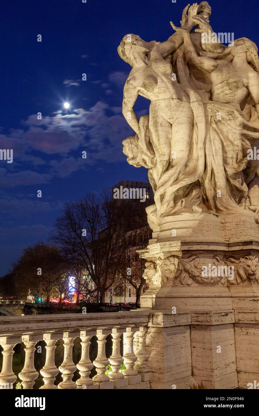 Nachtsicht auf die Statue auf der Ponte Vittorio Emanuo II in Rom, Italien, mit Mondschein. Die Statue wurde 1911 aus Travertin-Marmor gefertigt. Stockfoto