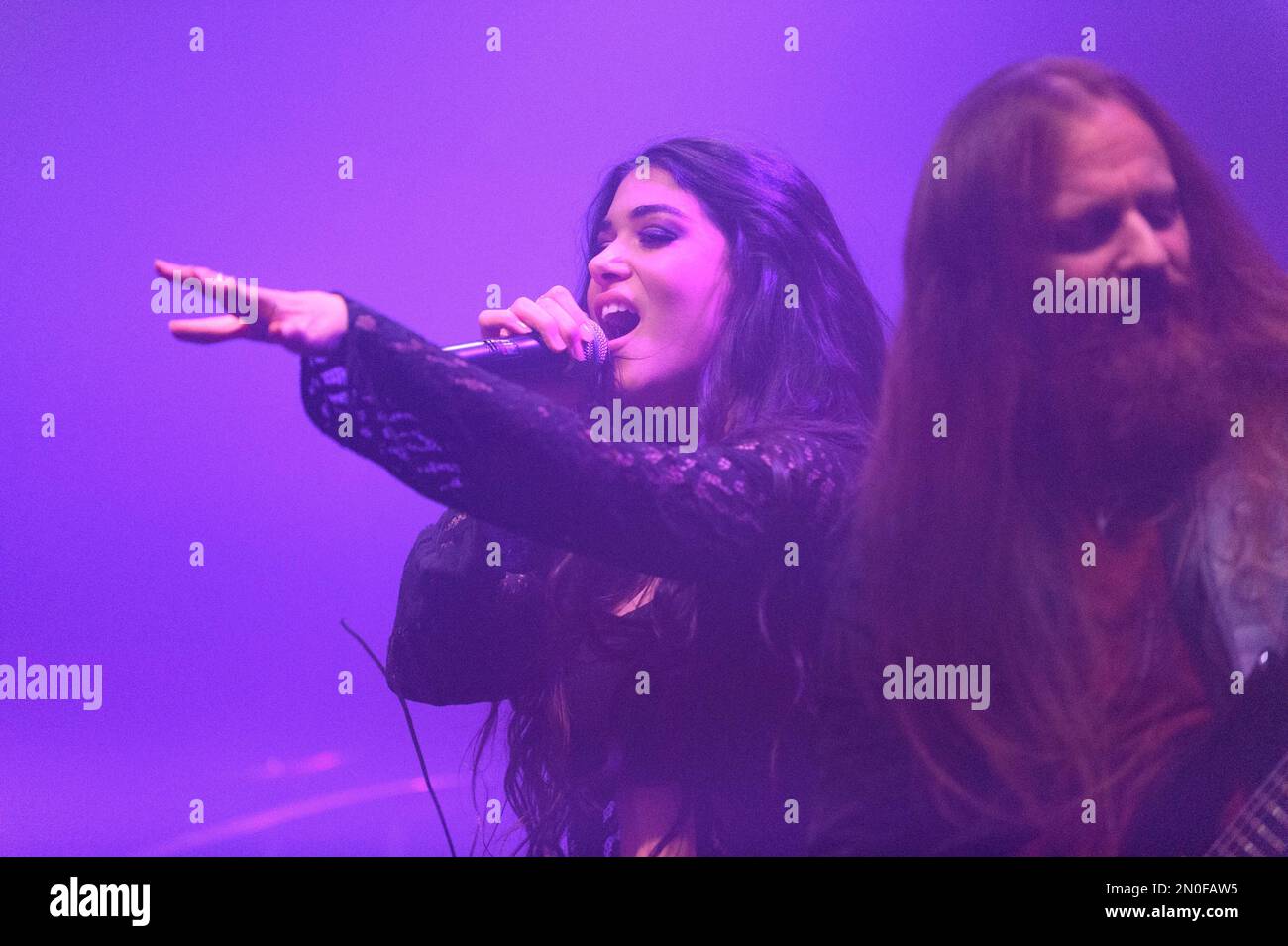 München, Deutschland. 04. Februar 2023. Ambre Vourvahis (Gesang) aus Xandria während The Wonders wartet noch auf die Album-Veröffentlichung 2022 in Backstage, München. (Foto: Sven Beyrich/Sports Press Photo/C - FRIST VON EINER STUNDE - FTP NUR AKTIVIEREN, WENN BILDER WENIGER ALS EINE STUNDE ALT sind - Alamy) Guthaben: SPP Sport Press Photo. Alamy Live News Stockfoto