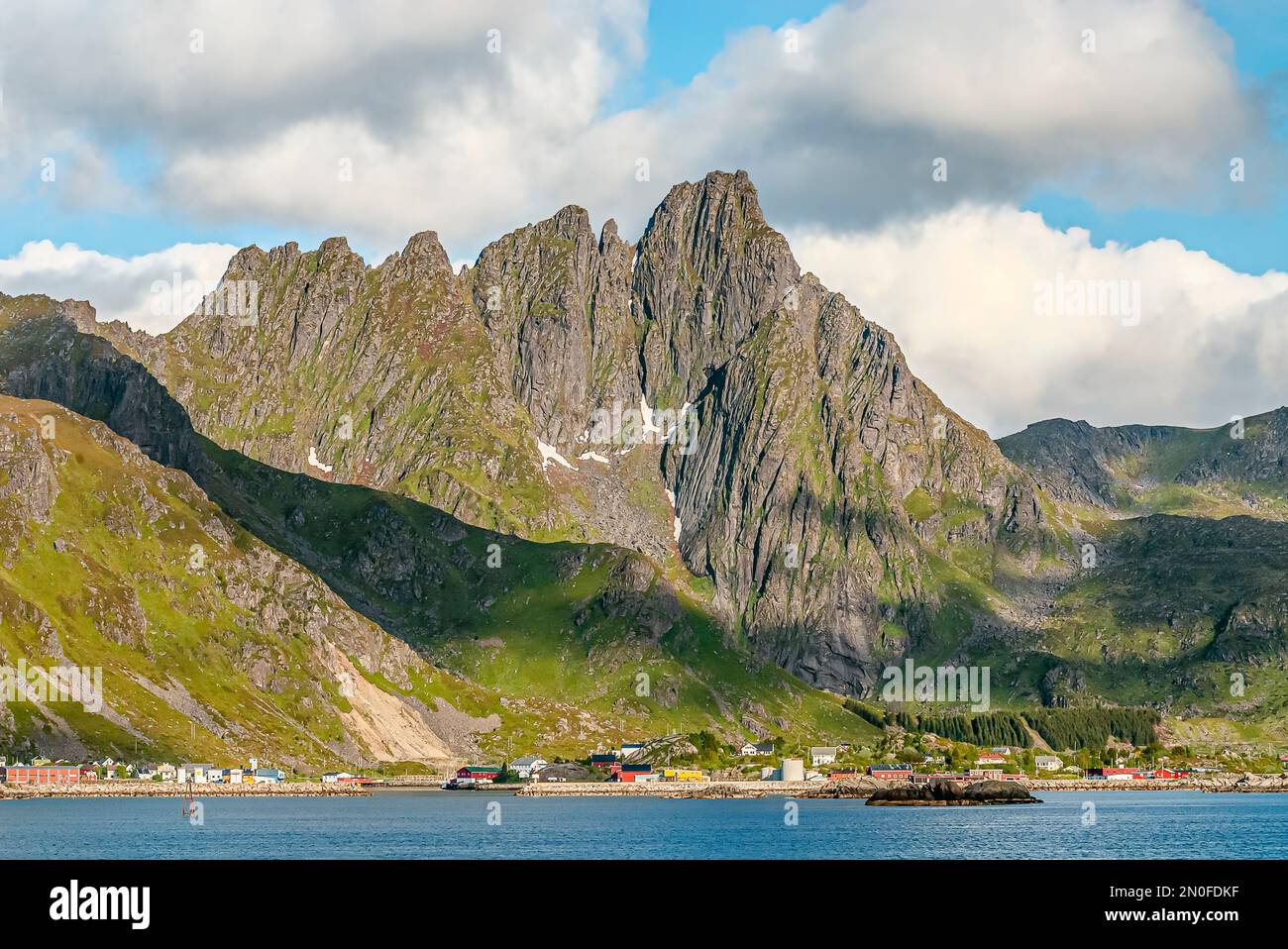 Malerische Küste der Lofoten-Inseln, von der Küste aus gesehen, Norwegen Stockfoto