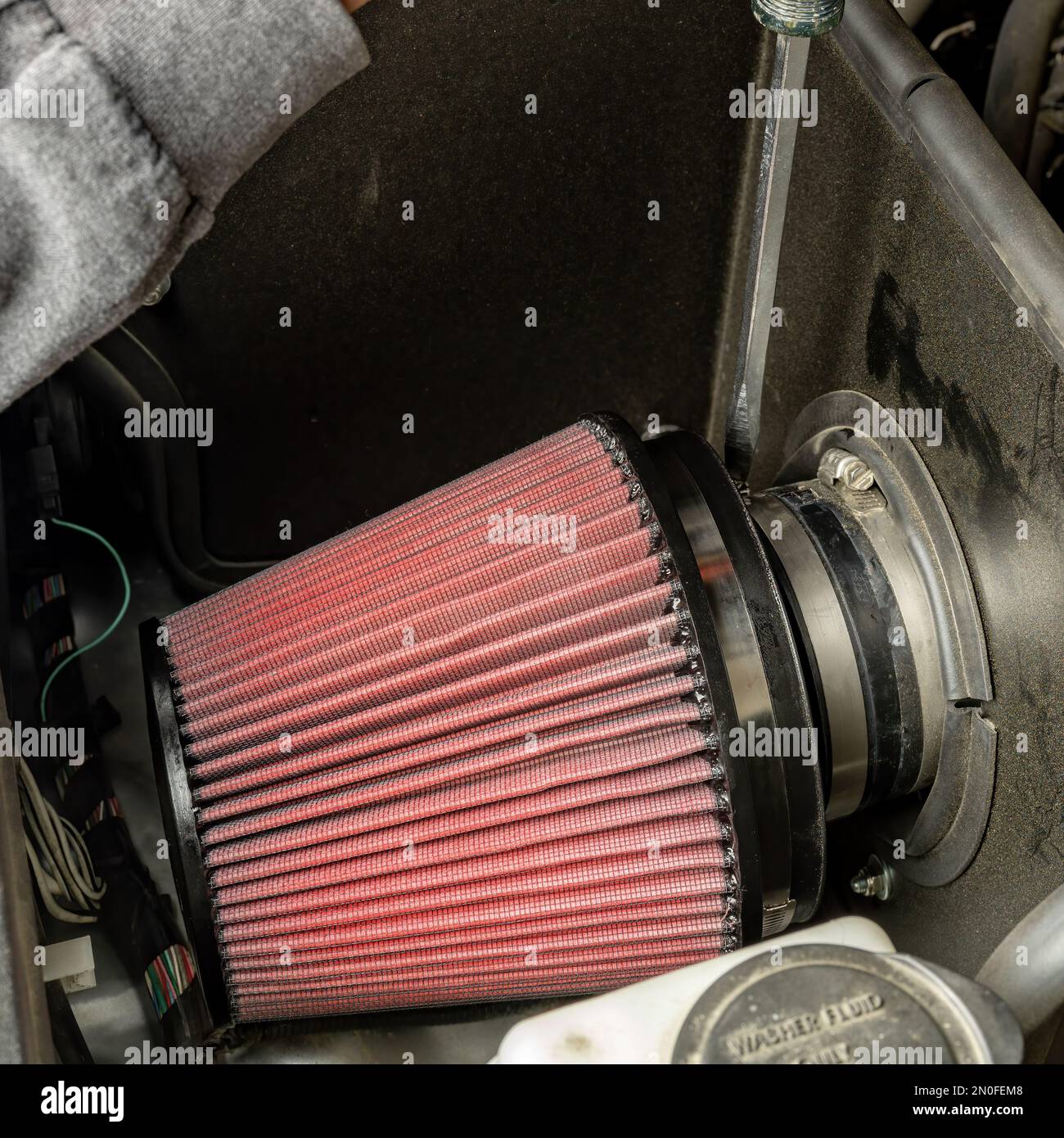 LKW-Luftfilter rot in Farbe und konisch geformt Stockfoto