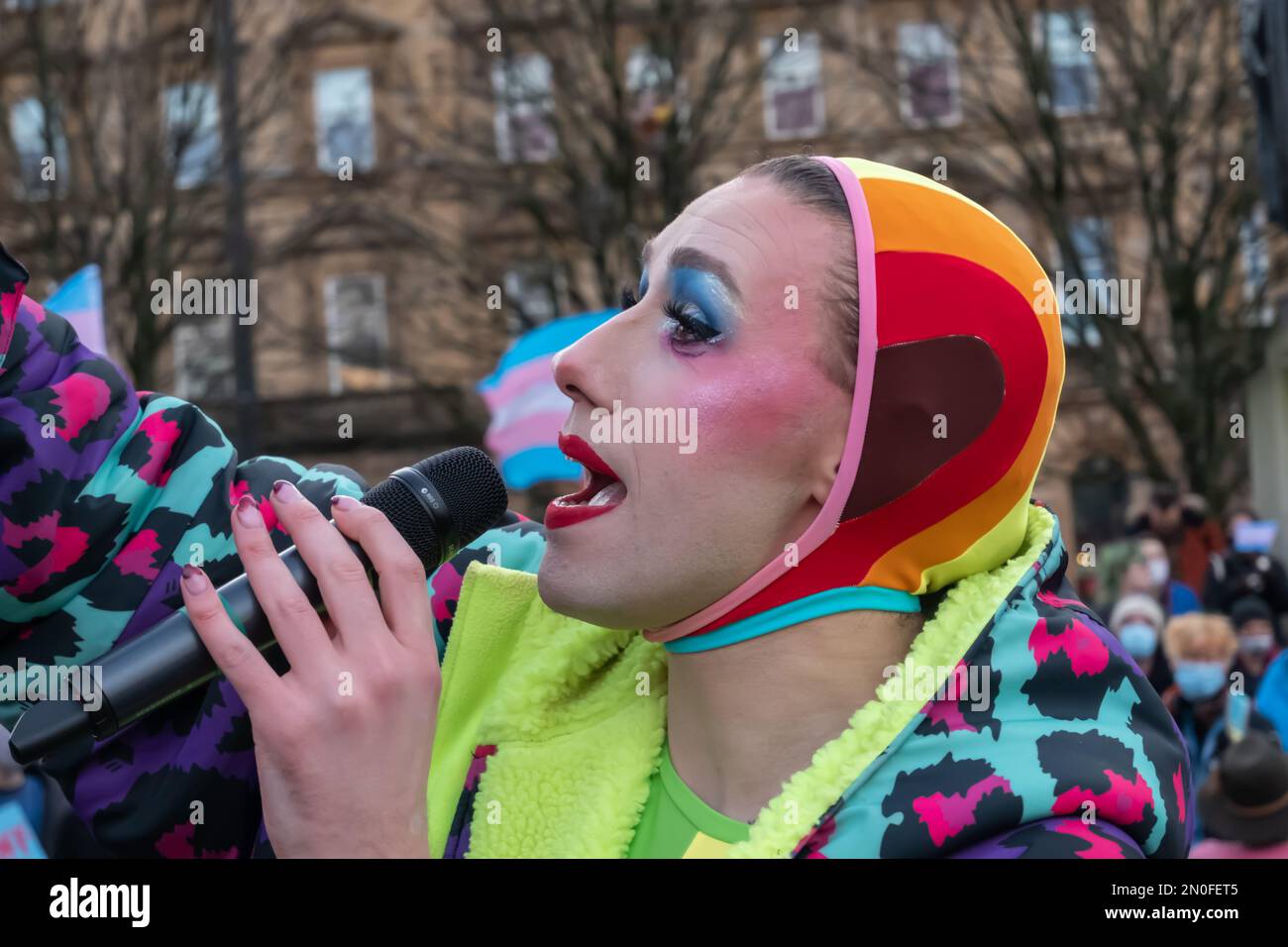 Glasgow, Schottland, Großbritannien. 5. Februar 2023. Tom Harlow, ein Kabarett- und Burleskdarsteller, schließt sich einer Konterprotestgruppe an, die als Cabaret gegen die Hassrede am George Square bekannt ist, um gegen die Veranstaltung Let Women Speak zu protestieren, die von Kellie-Jay Keen organisiert wird, auch bekannt als Posie Parker, der eine Frauenrechtlerin ist. Kredit: Skully/Alamy Live News Stockfoto