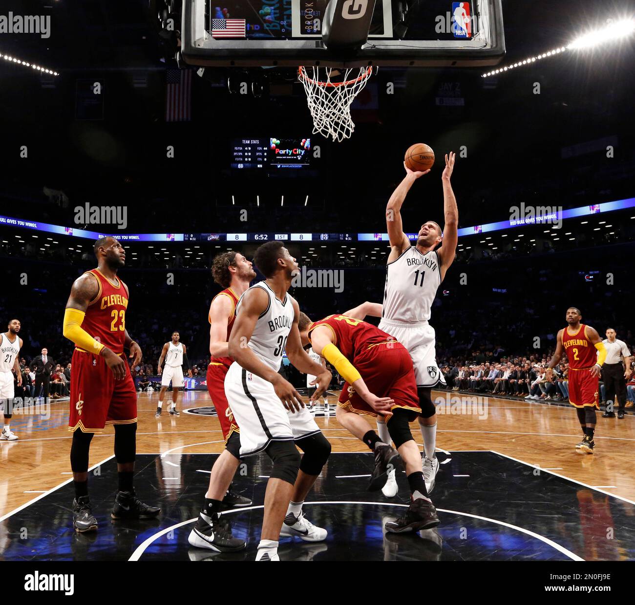Brooklyn Nets center Brook Lopez (11) takes a shot in the first half of an NBA basketball game, Wednesday, Jan. 20, 2016, in New York. The Cavaliers defeated the Nets 91-78. (AP Photo/Kathy Willens) Stockfoto