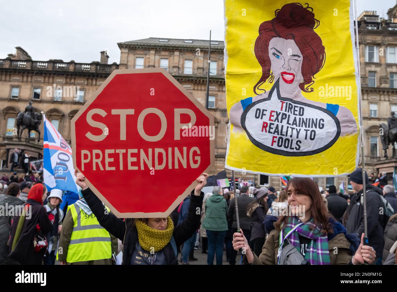 Glasgow, Schottland, Großbritannien. 5. Februar 2023. Frauenrechtsaktivisten auf dem George Square bei der "Let Women Speak" -Kundgebung. Gleichzeitig versammelte sich eine Konterprotestgruppe, bekannt als Cabaret gegen die Hassrede, um das Ereignis herauszufordern und dagegen zu protestieren. Kredit: Skully/Alamy Live News Stockfoto