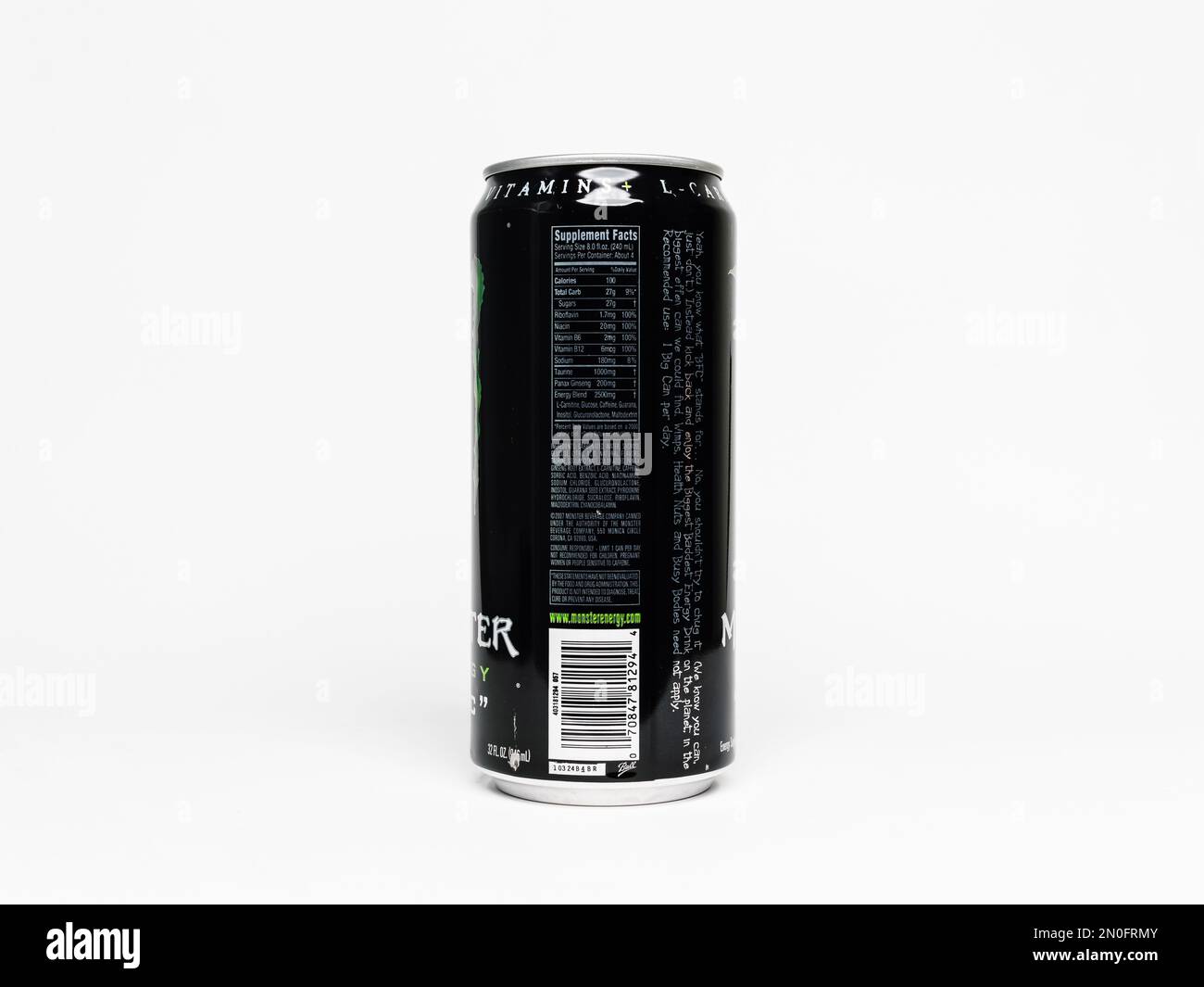 Monster Energy „BFC“-Rückseite mit Fakten zur Ernährung. 32oz große Energydrink-Dose mit grüner Klaue. Das Getränk der Größe 946ml wurde auf dem US-Markt verkauft. Stockfoto