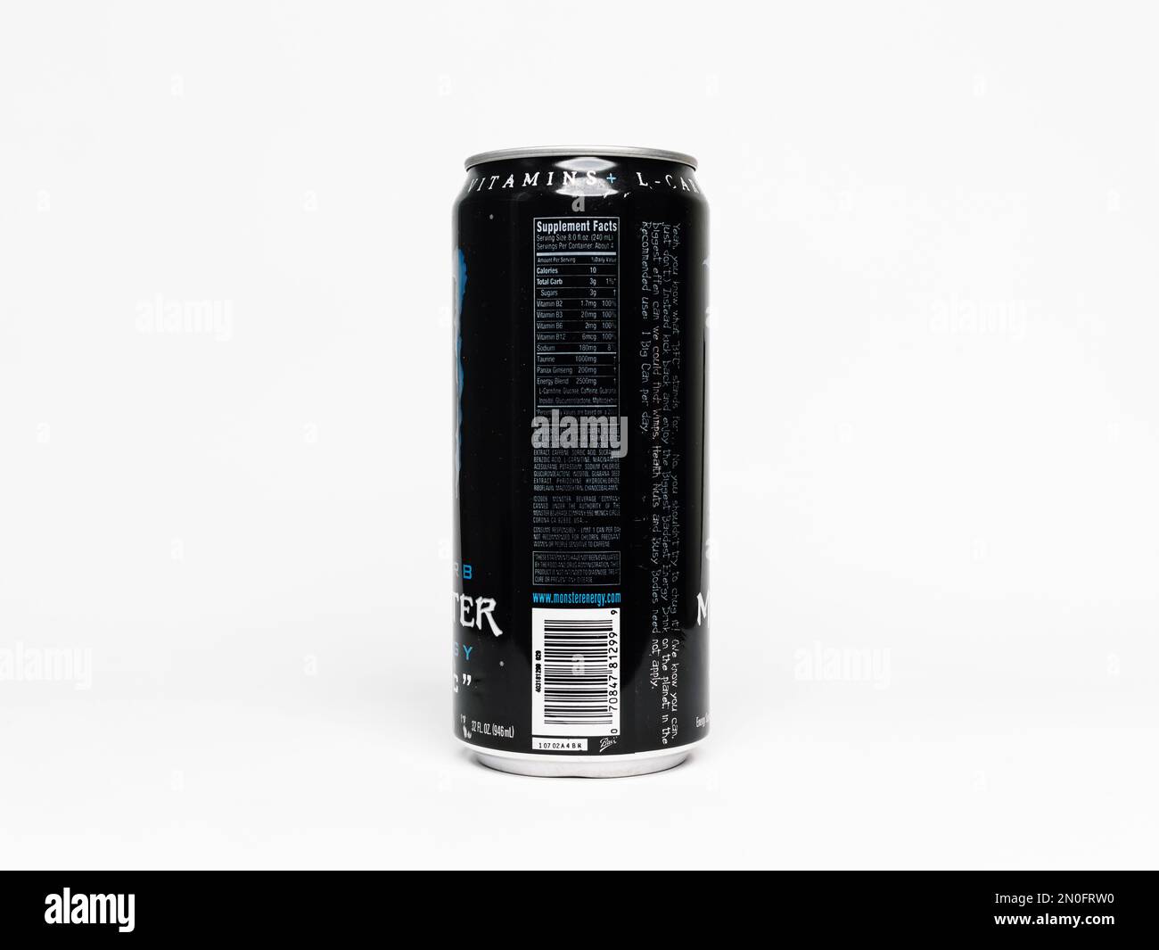 Monster Energy Lo-Carb „BFC“-Rückseite mit Fakten zur Ernährung. 32oz große Energydrink-Dose mit der blauen Kralle. Das Getränk in Größe 946ml ist zuckerfrei. Stockfoto